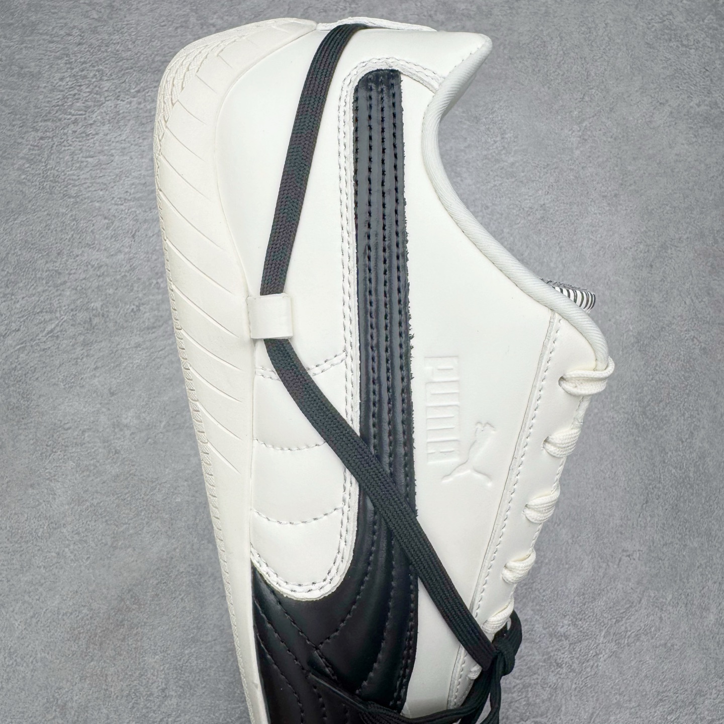 图片[6]-＃纯原 Rose x PUMA Speedcat 彪马联名系列情侣薄底赛车德训双鞋带舒适百搭生活休闲鞋 口碑大厂出品 品控大底版型不断改良更新 全套原纸板楦头开发 确保原汁原味 完美呈现版型 一比一鞋头弧度高度鞋身弧度 独家私模原厂航空铝磨具打磨大底 鞋头坡度极致还原 无解鞋型 原盒原配 圈内天花板工艺 原厂玻璃冲刀 超高清洁度 全鞋零毛边皮料切割 原厂中底布 鞋款从80、90年代赛车手所穿的防火赛车鞋为原型，鞋身线条模仿了赛车的流线廓形，体现了空气动力学原理的结构。简约流畅的外观，恰好又和贯穿其中的Formstrip Logo融合恰到好处，视觉上细节丰富且协调。本次Speedcat OG鞋款归来，最大看点自然式保留了窄版鞋型以及薄底构造。这两年各品牌鞋底越做越厚，Speedcat反其道而行之，上脚几乎无鞋底的效果带来耳目一新的视觉体验。鞋面依旧是以质感细腻的麂皮材质打造，并且大面积近乎全包裹的使用，复古味道也愈发浓烈。配色上更是将最原始的黑色和红色带回，向F1赛车队的标志性队服致敬。相信让各位一眼种草的更多是出挑的大红色，上脚即可瞬间点亮整体造型，在以球鞋为核心的OOTD中脱颖而出。而另一款黑色则是低调的万金油，彰显新潮个性的同时又不喧宾夺主，也是热爱简约系穿搭朋友的首选。 尺码：35.5 36 37 37.5 38 38.5 39 40 40.5 41 42 42.5 43 44 44.5 45 46-选品中心