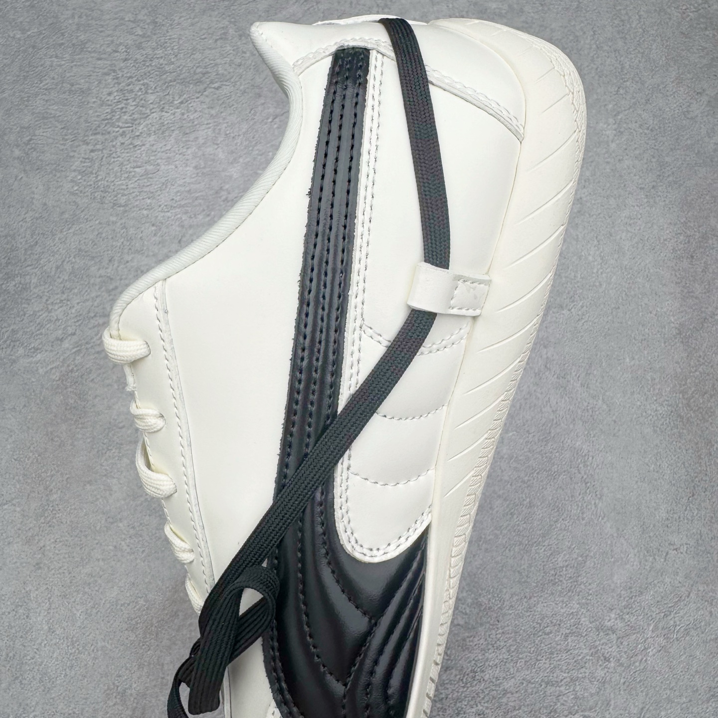 图片[7]-＃纯原 Rose x PUMA Speedcat 彪马联名系列情侣薄底赛车德训双鞋带舒适百搭生活休闲鞋 口碑大厂出品 品控大底版型不断改良更新 全套原纸板楦头开发 确保原汁原味 完美呈现版型 一比一鞋头弧度高度鞋身弧度 独家私模原厂航空铝磨具打磨大底 鞋头坡度极致还原 无解鞋型 原盒原配 圈内天花板工艺 原厂玻璃冲刀 超高清洁度 全鞋零毛边皮料切割 原厂中底布 鞋款从80、90年代赛车手所穿的防火赛车鞋为原型，鞋身线条模仿了赛车的流线廓形，体现了空气动力学原理的结构。简约流畅的外观，恰好又和贯穿其中的Formstrip Logo融合恰到好处，视觉上细节丰富且协调。本次Speedcat OG鞋款归来，最大看点自然式保留了窄版鞋型以及薄底构造。这两年各品牌鞋底越做越厚，Speedcat反其道而行之，上脚几乎无鞋底的效果带来耳目一新的视觉体验。鞋面依旧是以质感细腻的麂皮材质打造，并且大面积近乎全包裹的使用，复古味道也愈发浓烈。配色上更是将最原始的黑色和红色带回，向F1赛车队的标志性队服致敬。相信让各位一眼种草的更多是出挑的大红色，上脚即可瞬间点亮整体造型，在以球鞋为核心的OOTD中脱颖而出。而另一款黑色则是低调的万金油，彰显新潮个性的同时又不喧宾夺主，也是热爱简约系穿搭朋友的首选。 尺码：35.5 36 37 37.5 38 38.5 39 40 40.5 41 42 42.5 43 44 44.5 45 46-选品中心