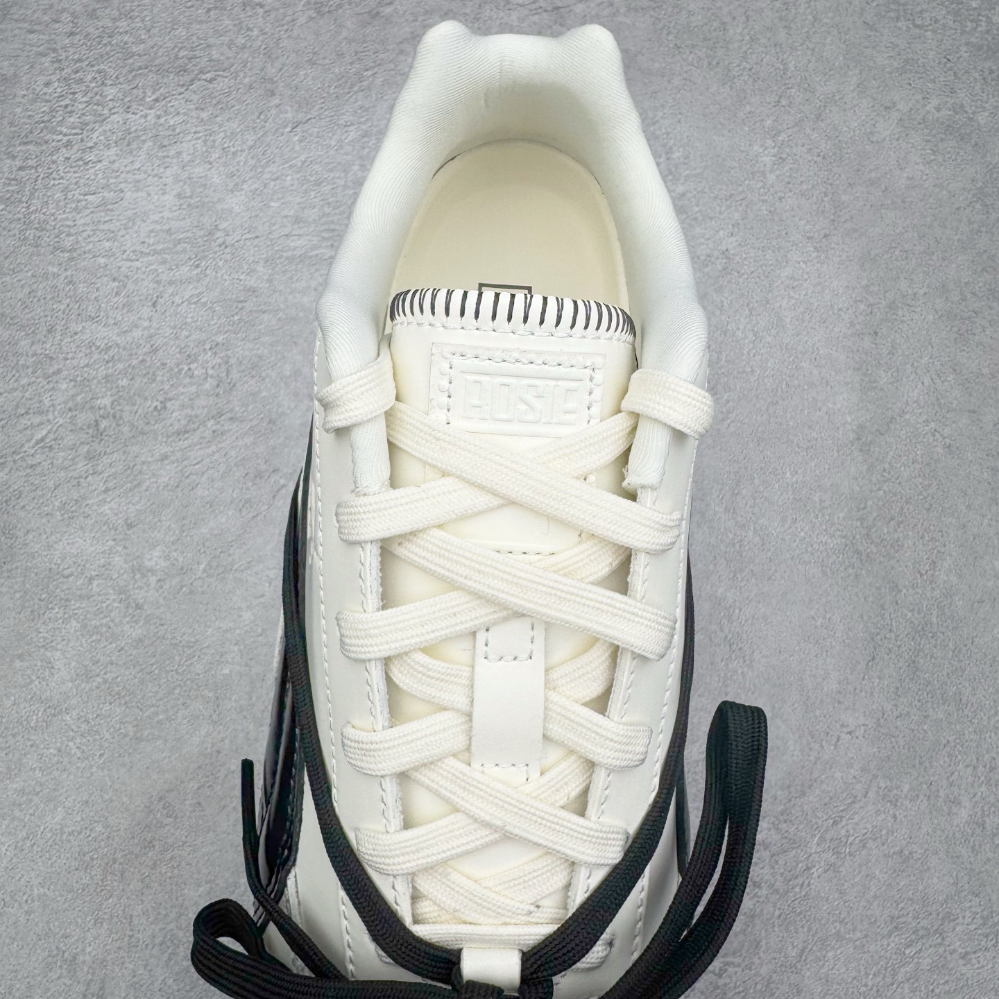 图片[5]-＃纯原 Rose x PUMA Speedcat 彪马联名系列情侣薄底赛车德训双鞋带舒适百搭生活休闲鞋 口碑大厂出品 品控大底版型不断改良更新 全套原纸板楦头开发 确保原汁原味 完美呈现版型 一比一鞋头弧度高度鞋身弧度 独家私模原厂航空铝磨具打磨大底 鞋头坡度极致还原 无解鞋型 原盒原配 圈内天花板工艺 原厂玻璃冲刀 超高清洁度 全鞋零毛边皮料切割 原厂中底布 鞋款从80、90年代赛车手所穿的防火赛车鞋为原型，鞋身线条模仿了赛车的流线廓形，体现了空气动力学原理的结构。简约流畅的外观，恰好又和贯穿其中的Formstrip Logo融合恰到好处，视觉上细节丰富且协调。本次Speedcat OG鞋款归来，最大看点自然式保留了窄版鞋型以及薄底构造。这两年各品牌鞋底越做越厚，Speedcat反其道而行之，上脚几乎无鞋底的效果带来耳目一新的视觉体验。鞋面依旧是以质感细腻的麂皮材质打造，并且大面积近乎全包裹的使用，复古味道也愈发浓烈。配色上更是将最原始的黑色和红色带回，向F1赛车队的标志性队服致敬。相信让各位一眼种草的更多是出挑的大红色，上脚即可瞬间点亮整体造型，在以球鞋为核心的OOTD中脱颖而出。而另一款黑色则是低调的万金油，彰显新潮个性的同时又不喧宾夺主，也是热爱简约系穿搭朋友的首选。 尺码：35.5 36 37 37.5 38 38.5 39 40 40.5 41 42 42.5 43 44 44.5 45 46-选品中心