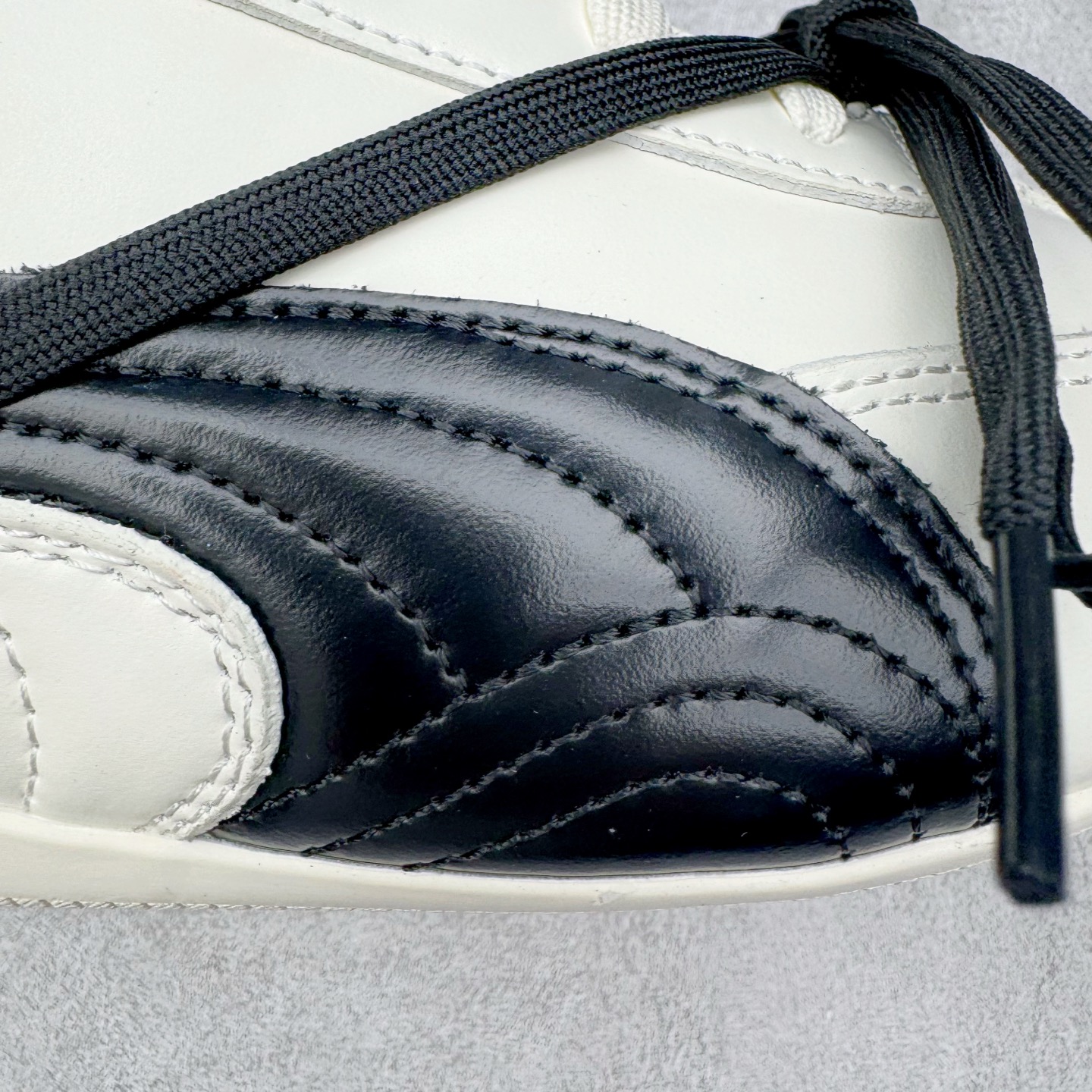 图片[17]-＃纯原 Rose x PUMA Speedcat 彪马联名系列情侣薄底赛车德训双鞋带舒适百搭生活休闲鞋 口碑大厂出品 品控大底版型不断改良更新 全套原纸板楦头开发 确保原汁原味 完美呈现版型 一比一鞋头弧度高度鞋身弧度 独家私模原厂航空铝磨具打磨大底 鞋头坡度极致还原 无解鞋型 原盒原配 圈内天花板工艺 原厂玻璃冲刀 超高清洁度 全鞋零毛边皮料切割 原厂中底布 鞋款从80、90年代赛车手所穿的防火赛车鞋为原型，鞋身线条模仿了赛车的流线廓形，体现了空气动力学原理的结构。简约流畅的外观，恰好又和贯穿其中的Formstrip Logo融合恰到好处，视觉上细节丰富且协调。本次Speedcat OG鞋款归来，最大看点自然式保留了窄版鞋型以及薄底构造。这两年各品牌鞋底越做越厚，Speedcat反其道而行之，上脚几乎无鞋底的效果带来耳目一新的视觉体验。鞋面依旧是以质感细腻的麂皮材质打造，并且大面积近乎全包裹的使用，复古味道也愈发浓烈。配色上更是将最原始的黑色和红色带回，向F1赛车队的标志性队服致敬。相信让各位一眼种草的更多是出挑的大红色，上脚即可瞬间点亮整体造型，在以球鞋为核心的OOTD中脱颖而出。而另一款黑色则是低调的万金油，彰显新潮个性的同时又不喧宾夺主，也是热爱简约系穿搭朋友的首选。 尺码：35.5 36 37 37.5 38 38.5 39 40 40.5 41 42 42.5 43 44 44.5 45 46-选品中心