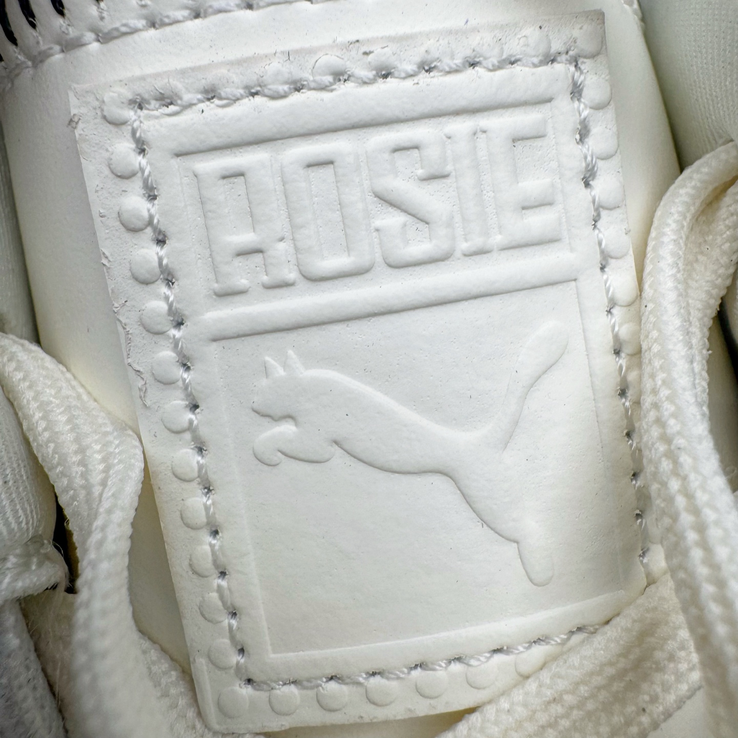 图片[20]-＃纯原 Rose x PUMA Speedcat 彪马联名系列情侣薄底赛车德训双鞋带舒适百搭生活休闲鞋 口碑大厂出品 品控大底版型不断改良更新 全套原纸板楦头开发 确保原汁原味 完美呈现版型 一比一鞋头弧度高度鞋身弧度 独家私模原厂航空铝磨具打磨大底 鞋头坡度极致还原 无解鞋型 原盒原配 圈内天花板工艺 原厂玻璃冲刀 超高清洁度 全鞋零毛边皮料切割 原厂中底布 鞋款从80、90年代赛车手所穿的防火赛车鞋为原型，鞋身线条模仿了赛车的流线廓形，体现了空气动力学原理的结构。简约流畅的外观，恰好又和贯穿其中的Formstrip Logo融合恰到好处，视觉上细节丰富且协调。本次Speedcat OG鞋款归来，最大看点自然式保留了窄版鞋型以及薄底构造。这两年各品牌鞋底越做越厚，Speedcat反其道而行之，上脚几乎无鞋底的效果带来耳目一新的视觉体验。鞋面依旧是以质感细腻的麂皮材质打造，并且大面积近乎全包裹的使用，复古味道也愈发浓烈。配色上更是将最原始的黑色和红色带回，向F1赛车队的标志性队服致敬。相信让各位一眼种草的更多是出挑的大红色，上脚即可瞬间点亮整体造型，在以球鞋为核心的OOTD中脱颖而出。而另一款黑色则是低调的万金油，彰显新潮个性的同时又不喧宾夺主，也是热爱简约系穿搭朋友的首选。 尺码：35.5 36 37 37.5 38 38.5 39 40 40.5 41 42 42.5 43 44 44.5 45 46-选品中心