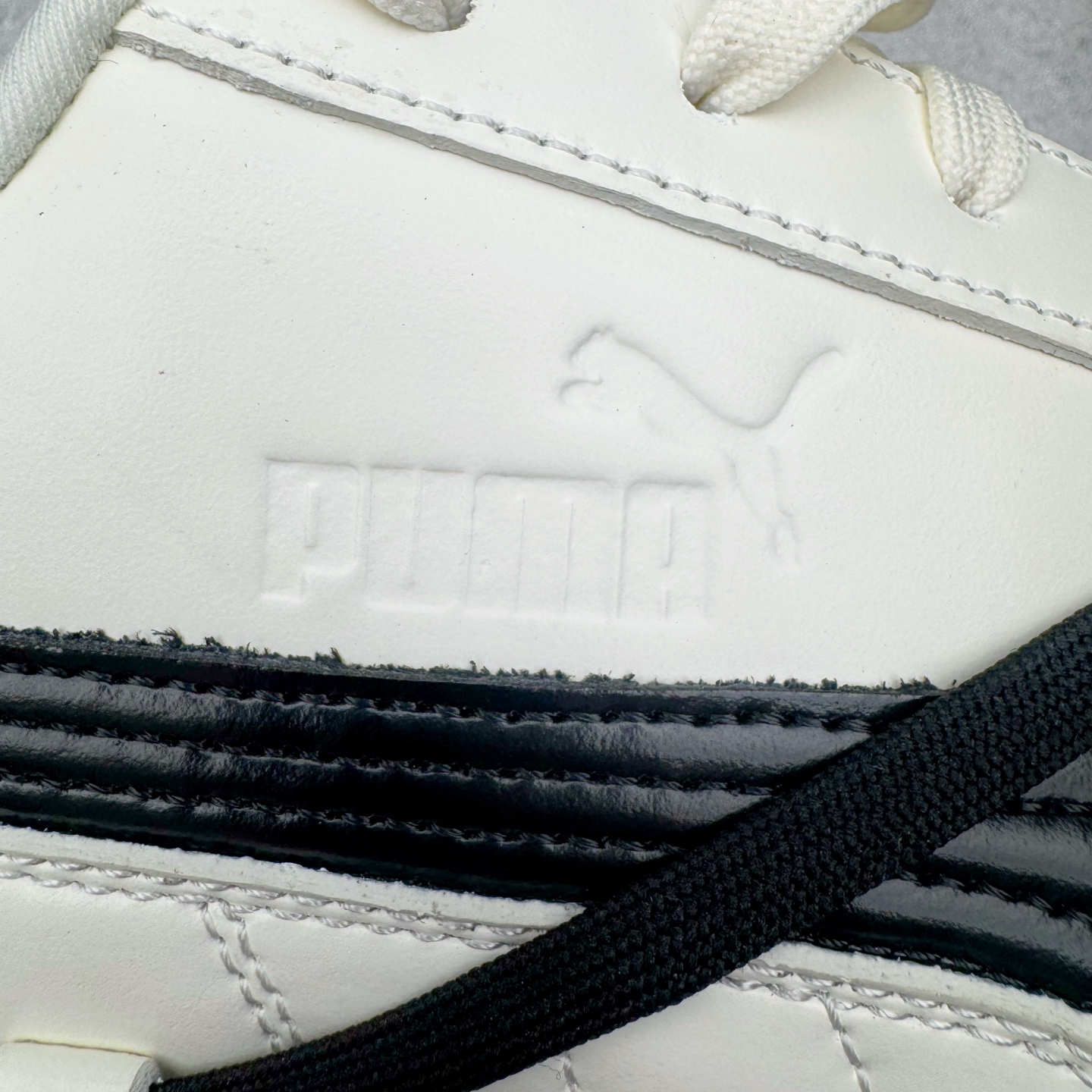 图片[16]-＃纯原 Rose x PUMA Speedcat 彪马联名系列情侣薄底赛车德训双鞋带舒适百搭生活休闲鞋 口碑大厂出品 品控大底版型不断改良更新 全套原纸板楦头开发 确保原汁原味 完美呈现版型 一比一鞋头弧度高度鞋身弧度 独家私模原厂航空铝磨具打磨大底 鞋头坡度极致还原 无解鞋型 原盒原配 圈内天花板工艺 原厂玻璃冲刀 超高清洁度 全鞋零毛边皮料切割 原厂中底布 鞋款从80、90年代赛车手所穿的防火赛车鞋为原型，鞋身线条模仿了赛车的流线廓形，体现了空气动力学原理的结构。简约流畅的外观，恰好又和贯穿其中的Formstrip Logo融合恰到好处，视觉上细节丰富且协调。本次Speedcat OG鞋款归来，最大看点自然式保留了窄版鞋型以及薄底构造。这两年各品牌鞋底越做越厚，Speedcat反其道而行之，上脚几乎无鞋底的效果带来耳目一新的视觉体验。鞋面依旧是以质感细腻的麂皮材质打造，并且大面积近乎全包裹的使用，复古味道也愈发浓烈。配色上更是将最原始的黑色和红色带回，向F1赛车队的标志性队服致敬。相信让各位一眼种草的更多是出挑的大红色，上脚即可瞬间点亮整体造型，在以球鞋为核心的OOTD中脱颖而出。而另一款黑色则是低调的万金油，彰显新潮个性的同时又不喧宾夺主，也是热爱简约系穿搭朋友的首选。 尺码：35.5 36 37 37.5 38 38.5 39 40 40.5 41 42 42.5 43 44 44.5 45 46-选品中心