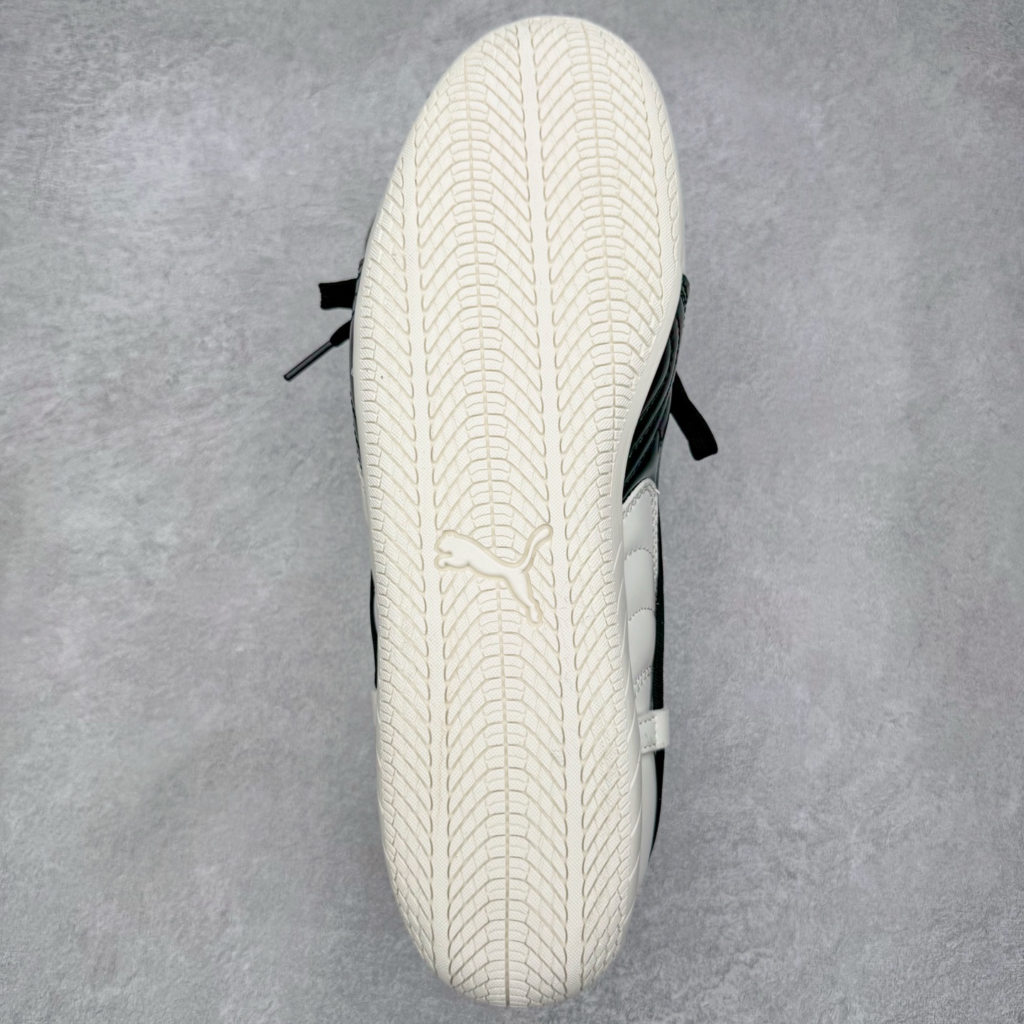 图片[9]-＃纯原 Rose x PUMA Speedcat 彪马联名系列情侣薄底赛车德训双鞋带舒适百搭生活休闲鞋 口碑大厂出品 品控大底版型不断改良更新 全套原纸板楦头开发 确保原汁原味 完美呈现版型 一比一鞋头弧度高度鞋身弧度 独家私模原厂航空铝磨具打磨大底 鞋头坡度极致还原 无解鞋型 原盒原配 圈内天花板工艺 原厂玻璃冲刀 超高清洁度 全鞋零毛边皮料切割 原厂中底布 鞋款从80、90年代赛车手所穿的防火赛车鞋为原型，鞋身线条模仿了赛车的流线廓形，体现了空气动力学原理的结构。简约流畅的外观，恰好又和贯穿其中的Formstrip Logo融合恰到好处，视觉上细节丰富且协调。本次Speedcat OG鞋款归来，最大看点自然式保留了窄版鞋型以及薄底构造。这两年各品牌鞋底越做越厚，Speedcat反其道而行之，上脚几乎无鞋底的效果带来耳目一新的视觉体验。鞋面依旧是以质感细腻的麂皮材质打造，并且大面积近乎全包裹的使用，复古味道也愈发浓烈。配色上更是将最原始的黑色和红色带回，向F1赛车队的标志性队服致敬。相信让各位一眼种草的更多是出挑的大红色，上脚即可瞬间点亮整体造型，在以球鞋为核心的OOTD中脱颖而出。而另一款黑色则是低调的万金油，彰显新潮个性的同时又不喧宾夺主，也是热爱简约系穿搭朋友的首选。 尺码：35.5 36 37 37.5 38 38.5 39 40 40.5 41 42 42.5 43 44 44.5 45 46-选品中心