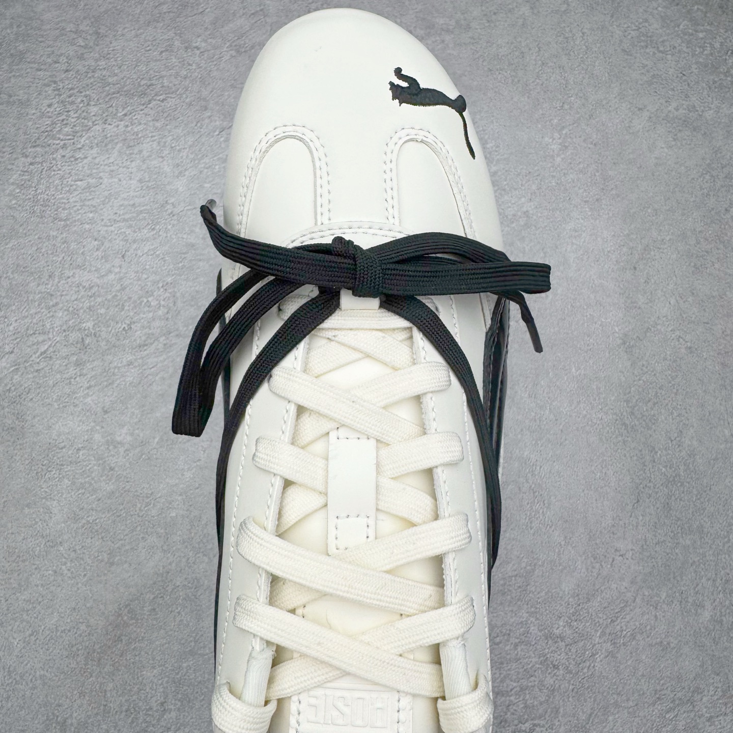 图片[4]-＃纯原 Rose x PUMA Speedcat 彪马联名系列情侣薄底赛车德训双鞋带舒适百搭生活休闲鞋 口碑大厂出品 品控大底版型不断改良更新 全套原纸板楦头开发 确保原汁原味 完美呈现版型 一比一鞋头弧度高度鞋身弧度 独家私模原厂航空铝磨具打磨大底 鞋头坡度极致还原 无解鞋型 原盒原配 圈内天花板工艺 原厂玻璃冲刀 超高清洁度 全鞋零毛边皮料切割 原厂中底布 鞋款从80、90年代赛车手所穿的防火赛车鞋为原型，鞋身线条模仿了赛车的流线廓形，体现了空气动力学原理的结构。简约流畅的外观，恰好又和贯穿其中的Formstrip Logo融合恰到好处，视觉上细节丰富且协调。本次Speedcat OG鞋款归来，最大看点自然式保留了窄版鞋型以及薄底构造。这两年各品牌鞋底越做越厚，Speedcat反其道而行之，上脚几乎无鞋底的效果带来耳目一新的视觉体验。鞋面依旧是以质感细腻的麂皮材质打造，并且大面积近乎全包裹的使用，复古味道也愈发浓烈。配色上更是将最原始的黑色和红色带回，向F1赛车队的标志性队服致敬。相信让各位一眼种草的更多是出挑的大红色，上脚即可瞬间点亮整体造型，在以球鞋为核心的OOTD中脱颖而出。而另一款黑色则是低调的万金油，彰显新潮个性的同时又不喧宾夺主，也是热爱简约系穿搭朋友的首选。 尺码：35.5 36 37 37.5 38 38.5 39 40 40.5 41 42 42.5 43 44 44.5 45 46-选品中心