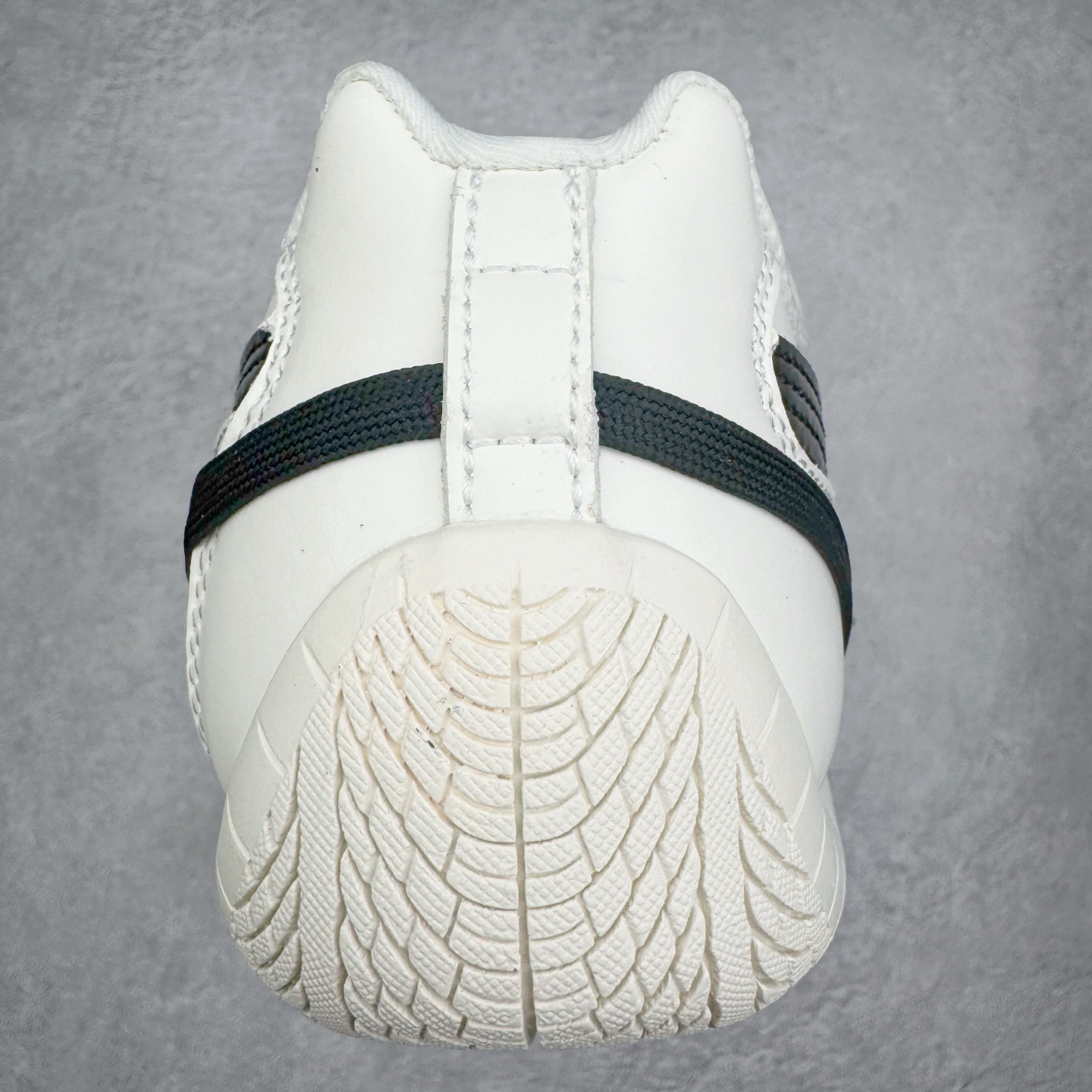 图片[8]-＃纯原 Rose x PUMA Speedcat 彪马联名系列情侣薄底赛车德训双鞋带舒适百搭生活休闲鞋 口碑大厂出品 品控大底版型不断改良更新 全套原纸板楦头开发 确保原汁原味 完美呈现版型 一比一鞋头弧度高度鞋身弧度 独家私模原厂航空铝磨具打磨大底 鞋头坡度极致还原 无解鞋型 原盒原配 圈内天花板工艺 原厂玻璃冲刀 超高清洁度 全鞋零毛边皮料切割 原厂中底布 鞋款从80、90年代赛车手所穿的防火赛车鞋为原型，鞋身线条模仿了赛车的流线廓形，体现了空气动力学原理的结构。简约流畅的外观，恰好又和贯穿其中的Formstrip Logo融合恰到好处，视觉上细节丰富且协调。本次Speedcat OG鞋款归来，最大看点自然式保留了窄版鞋型以及薄底构造。这两年各品牌鞋底越做越厚，Speedcat反其道而行之，上脚几乎无鞋底的效果带来耳目一新的视觉体验。鞋面依旧是以质感细腻的麂皮材质打造，并且大面积近乎全包裹的使用，复古味道也愈发浓烈。配色上更是将最原始的黑色和红色带回，向F1赛车队的标志性队服致敬。相信让各位一眼种草的更多是出挑的大红色，上脚即可瞬间点亮整体造型，在以球鞋为核心的OOTD中脱颖而出。而另一款黑色则是低调的万金油，彰显新潮个性的同时又不喧宾夺主，也是热爱简约系穿搭朋友的首选。 尺码：35.5 36 37 37.5 38 38.5 39 40 40.5 41 42 42.5 43 44 44.5 45 46-选品中心