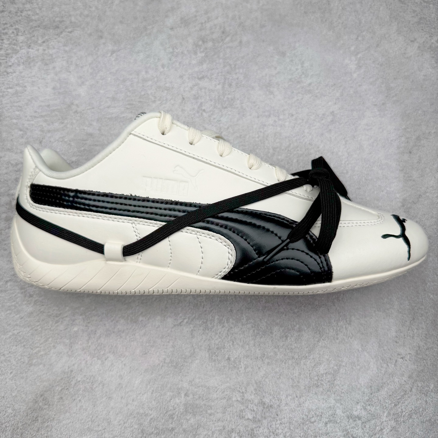 ＃纯原 Rose x PUMA Speedcat 彪马联名系列情侣薄底赛车德训双鞋带舒适百搭生活休闲鞋 口碑大厂出品 品控大底版型不断改良更新 全套原纸板楦头开发 确保原汁原味 完美呈现版型 一比一鞋头弧度高度鞋身弧度 独家私模原厂航空铝磨具打磨大底 鞋头坡度极致还原 无解鞋型 原盒原配 圈内天花板工艺 原厂玻璃冲刀 超高清洁度 全鞋零毛边皮料切割 原厂中底布 鞋款从80、90年代赛车手所穿的防火赛车鞋为原型，鞋身线条模仿了赛车的流线廓形，体现了空气动力学原理的结构。简约流畅的外观，恰好又和贯穿其中的Formstrip Logo融合恰到好处，视觉上细节丰富且协调。本次Speedcat OG鞋款归来，最大看点自然式保留了窄版鞋型以及薄底构造。这两年各品牌鞋底越做越厚，Speedcat反其道而行之，上脚几乎无鞋底的效果带来耳目一新的视觉体验。鞋面依旧是以质感细腻的麂皮材质打造，并且大面积近乎全包裹的使用，复古味道也愈发浓烈。配色上更是将最原始的黑色和红色带回，向F1赛车队的标志性队服致敬。相信让各位一眼种草的更多是出挑的大红色，上脚即可瞬间点亮整体造型，在以球鞋为核心的OOTD中脱颖而出。而另一款黑色则是低调的万金油，彰显新潮个性的同时又不喧宾夺主，也是热爱简约系穿搭朋友的首选。 尺码：35.5 36 37 37.5 38 38.5 39 40 40.5 41 42 42.5 43 44 44.5 45 46-选品中心