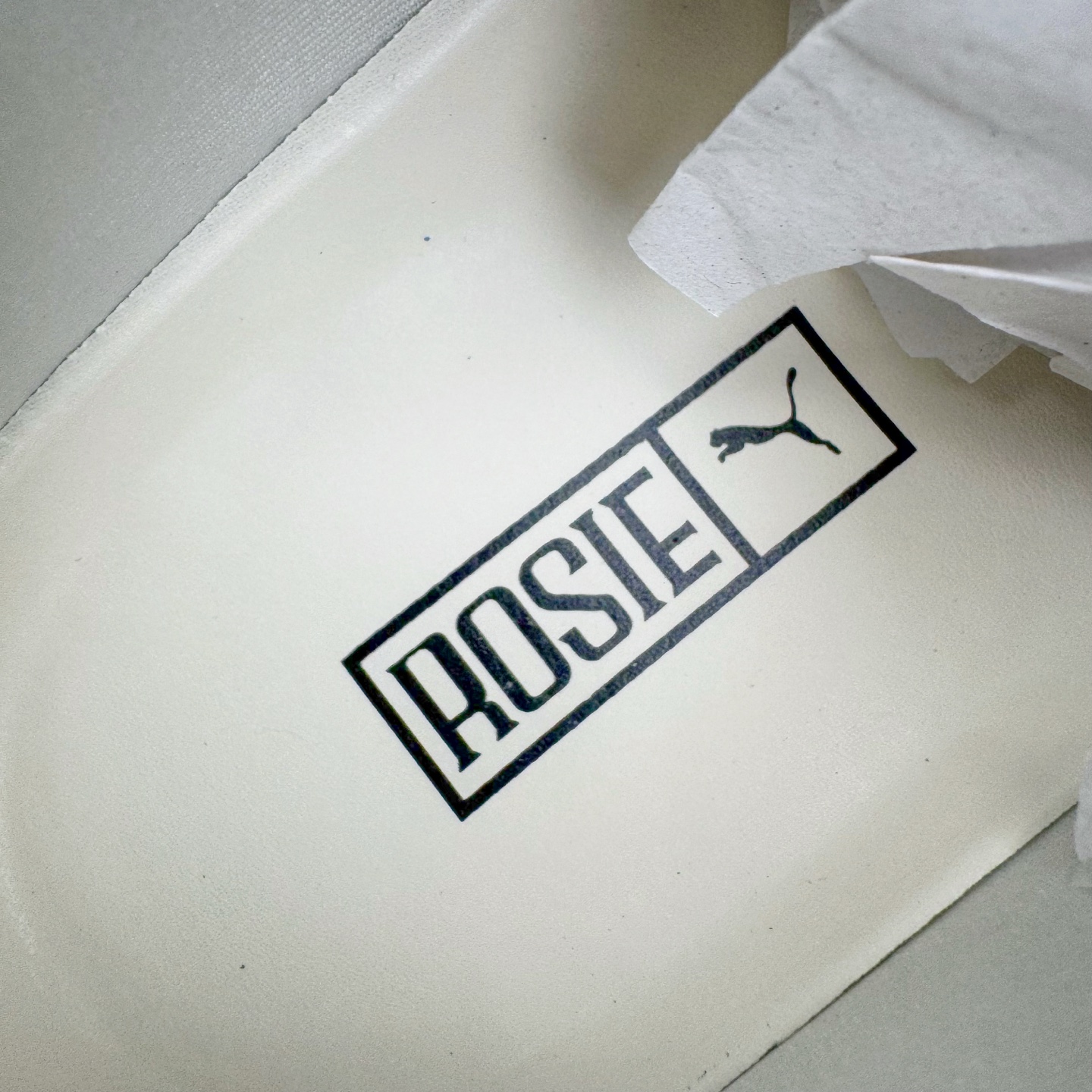 图片[12]-＃纯原 Rose x PUMA Speedcat 彪马联名系列情侣薄底赛车德训双鞋带舒适百搭生活休闲鞋 口碑大厂出品 品控大底版型不断改良更新 全套原纸板楦头开发 确保原汁原味 完美呈现版型 一比一鞋头弧度高度鞋身弧度 独家私模原厂航空铝磨具打磨大底 鞋头坡度极致还原 无解鞋型 原盒原配 圈内天花板工艺 原厂玻璃冲刀 超高清洁度 全鞋零毛边皮料切割 原厂中底布 鞋款从80、90年代赛车手所穿的防火赛车鞋为原型，鞋身线条模仿了赛车的流线廓形，体现了空气动力学原理的结构。简约流畅的外观，恰好又和贯穿其中的Formstrip Logo融合恰到好处，视觉上细节丰富且协调。本次Speedcat OG鞋款归来，最大看点自然式保留了窄版鞋型以及薄底构造。这两年各品牌鞋底越做越厚，Speedcat反其道而行之，上脚几乎无鞋底的效果带来耳目一新的视觉体验。鞋面依旧是以质感细腻的麂皮材质打造，并且大面积近乎全包裹的使用，复古味道也愈发浓烈。配色上更是将最原始的黑色和红色带回，向F1赛车队的标志性队服致敬。相信让各位一眼种草的更多是出挑的大红色，上脚即可瞬间点亮整体造型，在以球鞋为核心的OOTD中脱颖而出。而另一款黑色则是低调的万金油，彰显新潮个性的同时又不喧宾夺主，也是热爱简约系穿搭朋友的首选。 尺码：35.5 36 37 37.5 38 38.5 39 40 40.5 41 42 42.5 43 44 44.5 45 46-选品中心