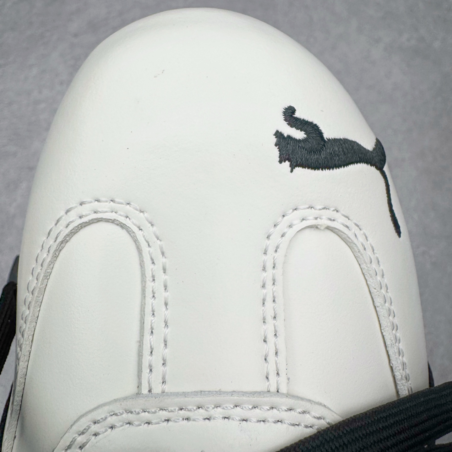 图片[19]-＃纯原 Rose x PUMA Speedcat 彪马联名系列情侣薄底赛车德训双鞋带舒适百搭生活休闲鞋 口碑大厂出品 品控大底版型不断改良更新 全套原纸板楦头开发 确保原汁原味 完美呈现版型 一比一鞋头弧度高度鞋身弧度 独家私模原厂航空铝磨具打磨大底 鞋头坡度极致还原 无解鞋型 原盒原配 圈内天花板工艺 原厂玻璃冲刀 超高清洁度 全鞋零毛边皮料切割 原厂中底布 鞋款从80、90年代赛车手所穿的防火赛车鞋为原型，鞋身线条模仿了赛车的流线廓形，体现了空气动力学原理的结构。简约流畅的外观，恰好又和贯穿其中的Formstrip Logo融合恰到好处，视觉上细节丰富且协调。本次Speedcat OG鞋款归来，最大看点自然式保留了窄版鞋型以及薄底构造。这两年各品牌鞋底越做越厚，Speedcat反其道而行之，上脚几乎无鞋底的效果带来耳目一新的视觉体验。鞋面依旧是以质感细腻的麂皮材质打造，并且大面积近乎全包裹的使用，复古味道也愈发浓烈。配色上更是将最原始的黑色和红色带回，向F1赛车队的标志性队服致敬。相信让各位一眼种草的更多是出挑的大红色，上脚即可瞬间点亮整体造型，在以球鞋为核心的OOTD中脱颖而出。而另一款黑色则是低调的万金油，彰显新潮个性的同时又不喧宾夺主，也是热爱简约系穿搭朋友的首选。 尺码：35.5 36 37 37.5 38 38.5 39 40 40.5 41 42 42.5 43 44 44.5 45 46-选品中心