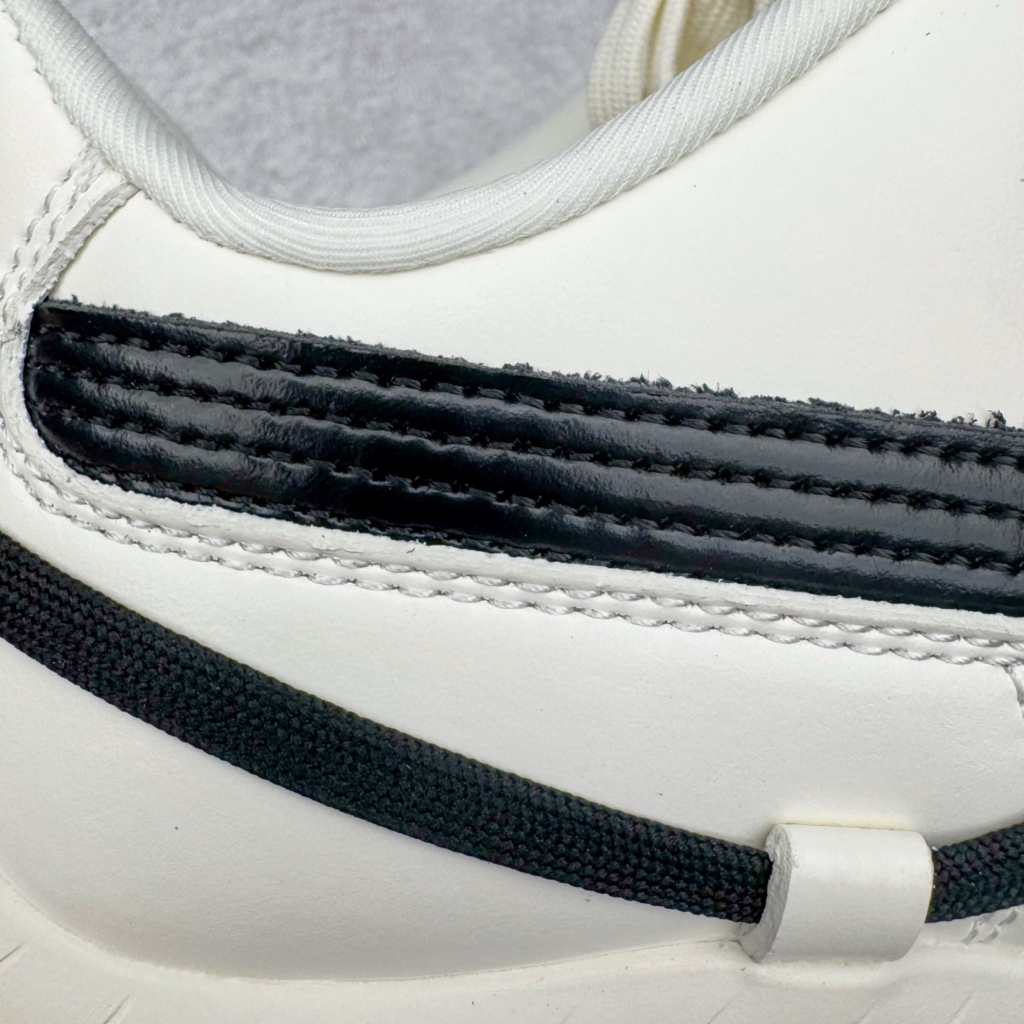 图片[15]-＃纯原 Rose x PUMA Speedcat 彪马联名系列情侣薄底赛车德训双鞋带舒适百搭生活休闲鞋 口碑大厂出品 品控大底版型不断改良更新 全套原纸板楦头开发 确保原汁原味 完美呈现版型 一比一鞋头弧度高度鞋身弧度 独家私模原厂航空铝磨具打磨大底 鞋头坡度极致还原 无解鞋型 原盒原配 圈内天花板工艺 原厂玻璃冲刀 超高清洁度 全鞋零毛边皮料切割 原厂中底布 鞋款从80、90年代赛车手所穿的防火赛车鞋为原型，鞋身线条模仿了赛车的流线廓形，体现了空气动力学原理的结构。简约流畅的外观，恰好又和贯穿其中的Formstrip Logo融合恰到好处，视觉上细节丰富且协调。本次Speedcat OG鞋款归来，最大看点自然式保留了窄版鞋型以及薄底构造。这两年各品牌鞋底越做越厚，Speedcat反其道而行之，上脚几乎无鞋底的效果带来耳目一新的视觉体验。鞋面依旧是以质感细腻的麂皮材质打造，并且大面积近乎全包裹的使用，复古味道也愈发浓烈。配色上更是将最原始的黑色和红色带回，向F1赛车队的标志性队服致敬。相信让各位一眼种草的更多是出挑的大红色，上脚即可瞬间点亮整体造型，在以球鞋为核心的OOTD中脱颖而出。而另一款黑色则是低调的万金油，彰显新潮个性的同时又不喧宾夺主，也是热爱简约系穿搭朋友的首选。 尺码：35.5 36 37 37.5 38 38.5 39 40 40.5 41 42 42.5 43 44 44.5 45 46-选品中心