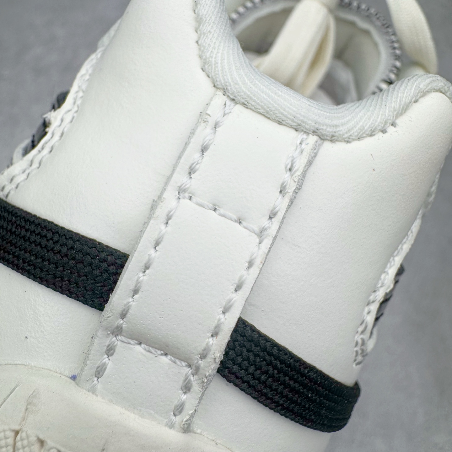 图片[14]-＃纯原 Rose x PUMA Speedcat 彪马联名系列情侣薄底赛车德训双鞋带舒适百搭生活休闲鞋 口碑大厂出品 品控大底版型不断改良更新 全套原纸板楦头开发 确保原汁原味 完美呈现版型 一比一鞋头弧度高度鞋身弧度 独家私模原厂航空铝磨具打磨大底 鞋头坡度极致还原 无解鞋型 原盒原配 圈内天花板工艺 原厂玻璃冲刀 超高清洁度 全鞋零毛边皮料切割 原厂中底布 鞋款从80、90年代赛车手所穿的防火赛车鞋为原型，鞋身线条模仿了赛车的流线廓形，体现了空气动力学原理的结构。简约流畅的外观，恰好又和贯穿其中的Formstrip Logo融合恰到好处，视觉上细节丰富且协调。本次Speedcat OG鞋款归来，最大看点自然式保留了窄版鞋型以及薄底构造。这两年各品牌鞋底越做越厚，Speedcat反其道而行之，上脚几乎无鞋底的效果带来耳目一新的视觉体验。鞋面依旧是以质感细腻的麂皮材质打造，并且大面积近乎全包裹的使用，复古味道也愈发浓烈。配色上更是将最原始的黑色和红色带回，向F1赛车队的标志性队服致敬。相信让各位一眼种草的更多是出挑的大红色，上脚即可瞬间点亮整体造型，在以球鞋为核心的OOTD中脱颖而出。而另一款黑色则是低调的万金油，彰显新潮个性的同时又不喧宾夺主，也是热爱简约系穿搭朋友的首选。 尺码：35.5 36 37 37.5 38 38.5 39 40 40.5 41 42 42.5 43 44 44.5 45 46-选品中心