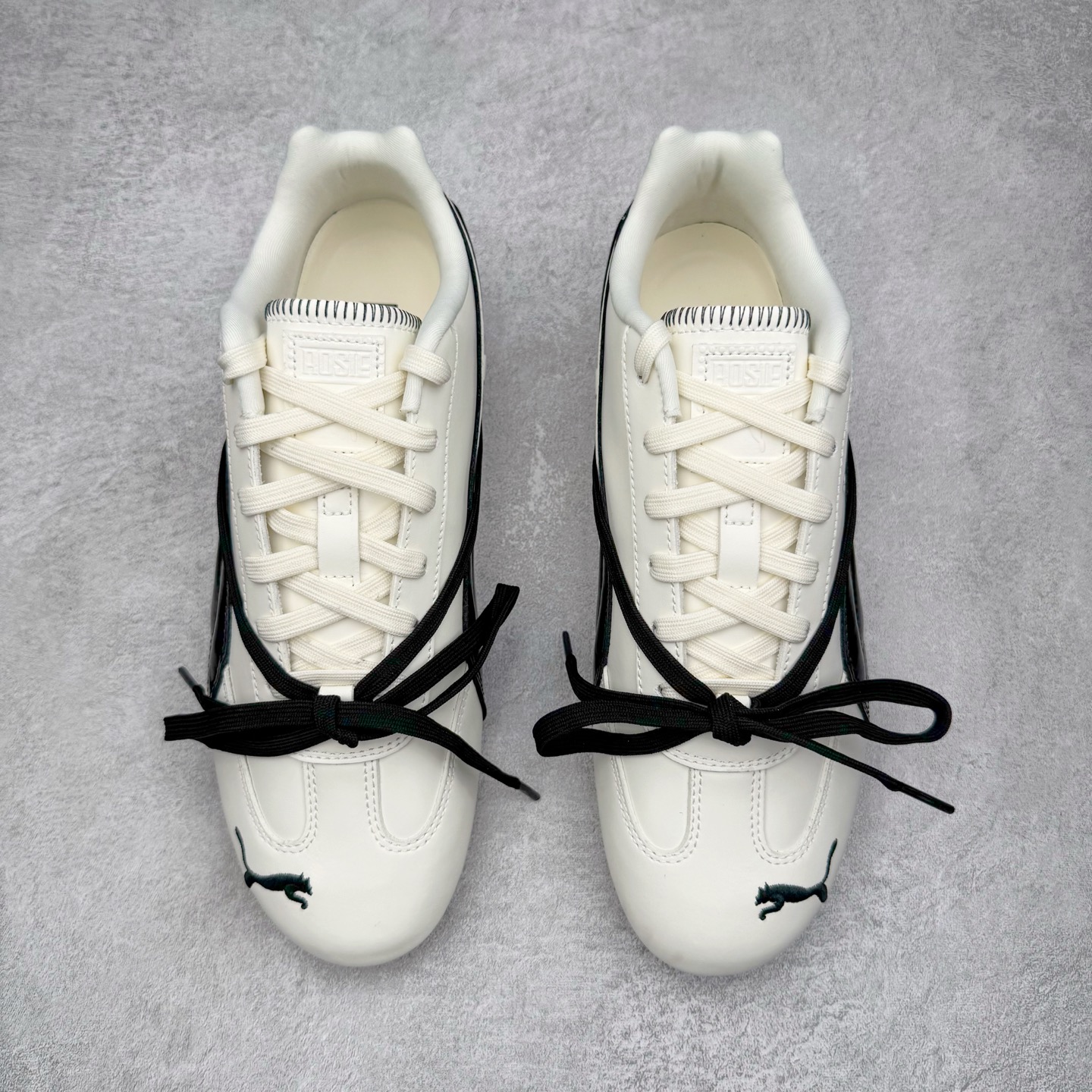 图片[2]-＃纯原 Rose x PUMA Speedcat 彪马联名系列情侣薄底赛车德训双鞋带舒适百搭生活休闲鞋 口碑大厂出品 品控大底版型不断改良更新 全套原纸板楦头开发 确保原汁原味 完美呈现版型 一比一鞋头弧度高度鞋身弧度 独家私模原厂航空铝磨具打磨大底 鞋头坡度极致还原 无解鞋型 原盒原配 圈内天花板工艺 原厂玻璃冲刀 超高清洁度 全鞋零毛边皮料切割 原厂中底布 鞋款从80、90年代赛车手所穿的防火赛车鞋为原型，鞋身线条模仿了赛车的流线廓形，体现了空气动力学原理的结构。简约流畅的外观，恰好又和贯穿其中的Formstrip Logo融合恰到好处，视觉上细节丰富且协调。本次Speedcat OG鞋款归来，最大看点自然式保留了窄版鞋型以及薄底构造。这两年各品牌鞋底越做越厚，Speedcat反其道而行之，上脚几乎无鞋底的效果带来耳目一新的视觉体验。鞋面依旧是以质感细腻的麂皮材质打造，并且大面积近乎全包裹的使用，复古味道也愈发浓烈。配色上更是将最原始的黑色和红色带回，向F1赛车队的标志性队服致敬。相信让各位一眼种草的更多是出挑的大红色，上脚即可瞬间点亮整体造型，在以球鞋为核心的OOTD中脱颖而出。而另一款黑色则是低调的万金油，彰显新潮个性的同时又不喧宾夺主，也是热爱简约系穿搭朋友的首选。 尺码：35.5 36 37 37.5 38 38.5 39 40 40.5 41 42 42.5 43 44 44.5 45 46-选品中心