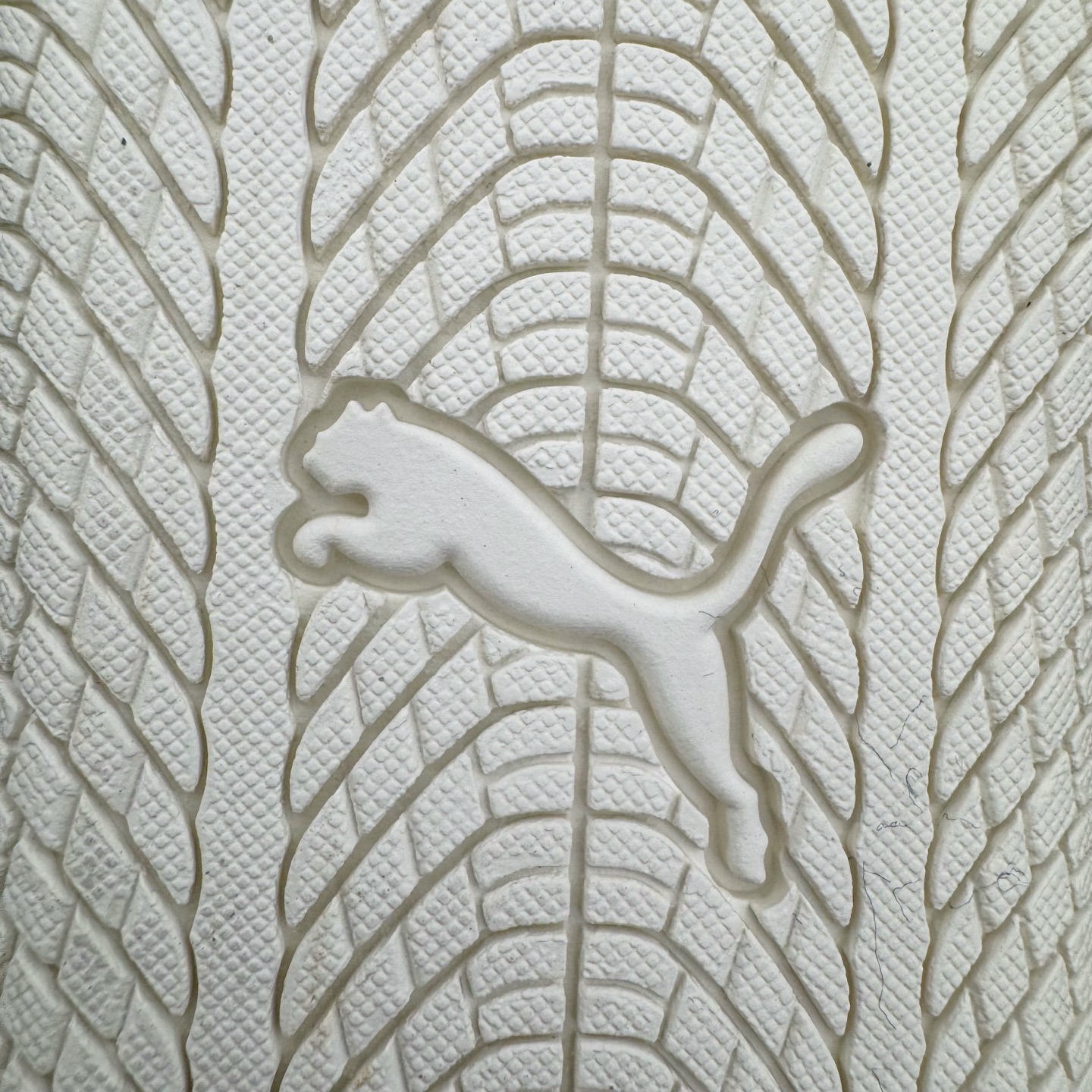 图片[10]-＃纯原 Rose x PUMA Speedcat 彪马联名系列情侣薄底赛车德训双鞋带舒适百搭生活休闲鞋 口碑大厂出品 品控大底版型不断改良更新 全套原纸板楦头开发 确保原汁原味 完美呈现版型 一比一鞋头弧度高度鞋身弧度 独家私模原厂航空铝磨具打磨大底 鞋头坡度极致还原 无解鞋型 原盒原配 圈内天花板工艺 原厂玻璃冲刀 超高清洁度 全鞋零毛边皮料切割 原厂中底布 鞋款从80、90年代赛车手所穿的防火赛车鞋为原型，鞋身线条模仿了赛车的流线廓形，体现了空气动力学原理的结构。简约流畅的外观，恰好又和贯穿其中的Formstrip Logo融合恰到好处，视觉上细节丰富且协调。本次Speedcat OG鞋款归来，最大看点自然式保留了窄版鞋型以及薄底构造。这两年各品牌鞋底越做越厚，Speedcat反其道而行之，上脚几乎无鞋底的效果带来耳目一新的视觉体验。鞋面依旧是以质感细腻的麂皮材质打造，并且大面积近乎全包裹的使用，复古味道也愈发浓烈。配色上更是将最原始的黑色和红色带回，向F1赛车队的标志性队服致敬。相信让各位一眼种草的更多是出挑的大红色，上脚即可瞬间点亮整体造型，在以球鞋为核心的OOTD中脱颖而出。而另一款黑色则是低调的万金油，彰显新潮个性的同时又不喧宾夺主，也是热爱简约系穿搭朋友的首选。 尺码：35.5 36 37 37.5 38 38.5 39 40 40.5 41 42 42.5 43 44 44.5 45 46-选品中心