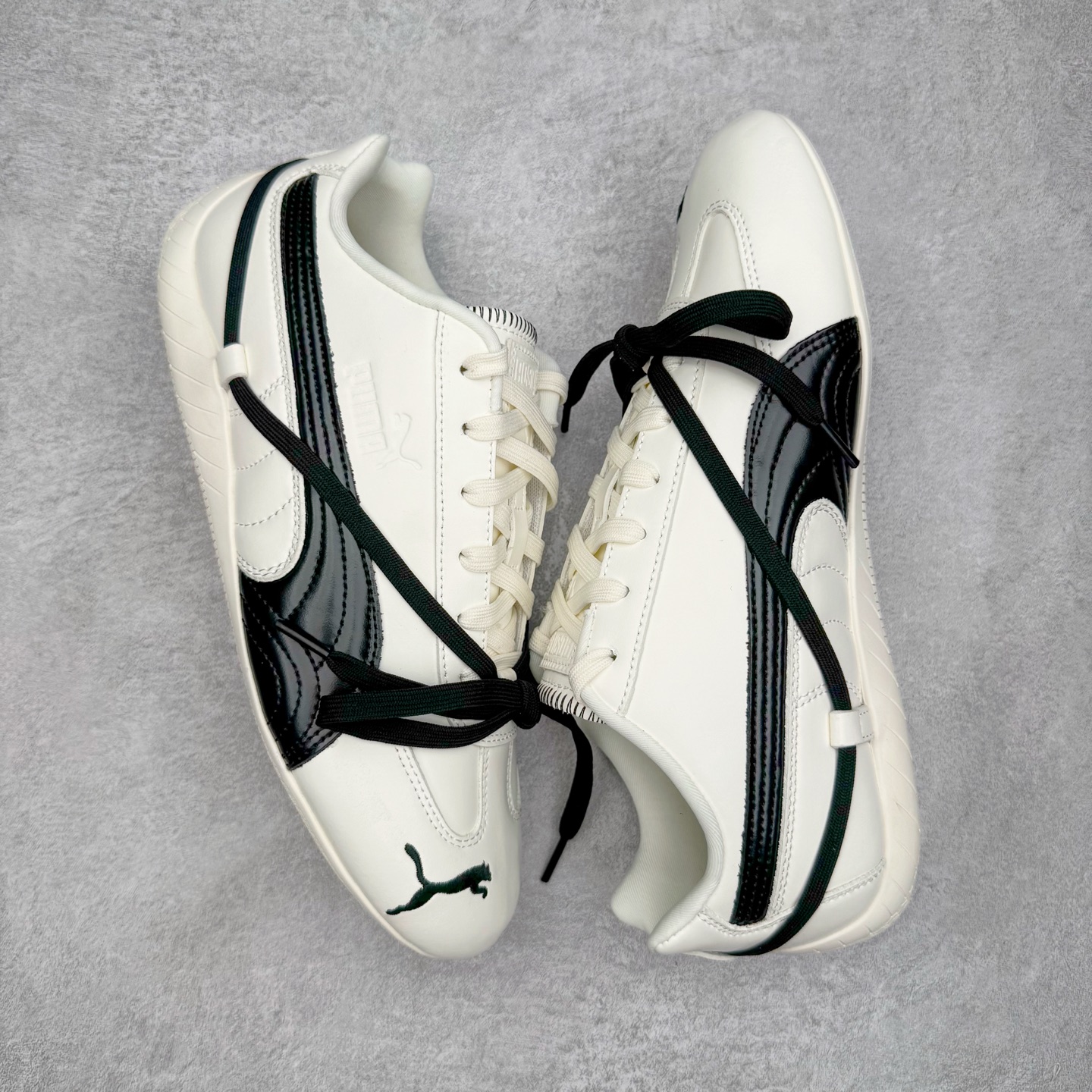 图片[3]-＃纯原 Rose x PUMA Speedcat 彪马联名系列情侣薄底赛车德训双鞋带舒适百搭生活休闲鞋 口碑大厂出品 品控大底版型不断改良更新 全套原纸板楦头开发 确保原汁原味 完美呈现版型 一比一鞋头弧度高度鞋身弧度 独家私模原厂航空铝磨具打磨大底 鞋头坡度极致还原 无解鞋型 原盒原配 圈内天花板工艺 原厂玻璃冲刀 超高清洁度 全鞋零毛边皮料切割 原厂中底布 鞋款从80、90年代赛车手所穿的防火赛车鞋为原型，鞋身线条模仿了赛车的流线廓形，体现了空气动力学原理的结构。简约流畅的外观，恰好又和贯穿其中的Formstrip Logo融合恰到好处，视觉上细节丰富且协调。本次Speedcat OG鞋款归来，最大看点自然式保留了窄版鞋型以及薄底构造。这两年各品牌鞋底越做越厚，Speedcat反其道而行之，上脚几乎无鞋底的效果带来耳目一新的视觉体验。鞋面依旧是以质感细腻的麂皮材质打造，并且大面积近乎全包裹的使用，复古味道也愈发浓烈。配色上更是将最原始的黑色和红色带回，向F1赛车队的标志性队服致敬。相信让各位一眼种草的更多是出挑的大红色，上脚即可瞬间点亮整体造型，在以球鞋为核心的OOTD中脱颖而出。而另一款黑色则是低调的万金油，彰显新潮个性的同时又不喧宾夺主，也是热爱简约系穿搭朋友的首选。 尺码：35.5 36 37 37.5 38 38.5 39 40 40.5 41 42 42.5 43 44 44.5 45 46-选品中心