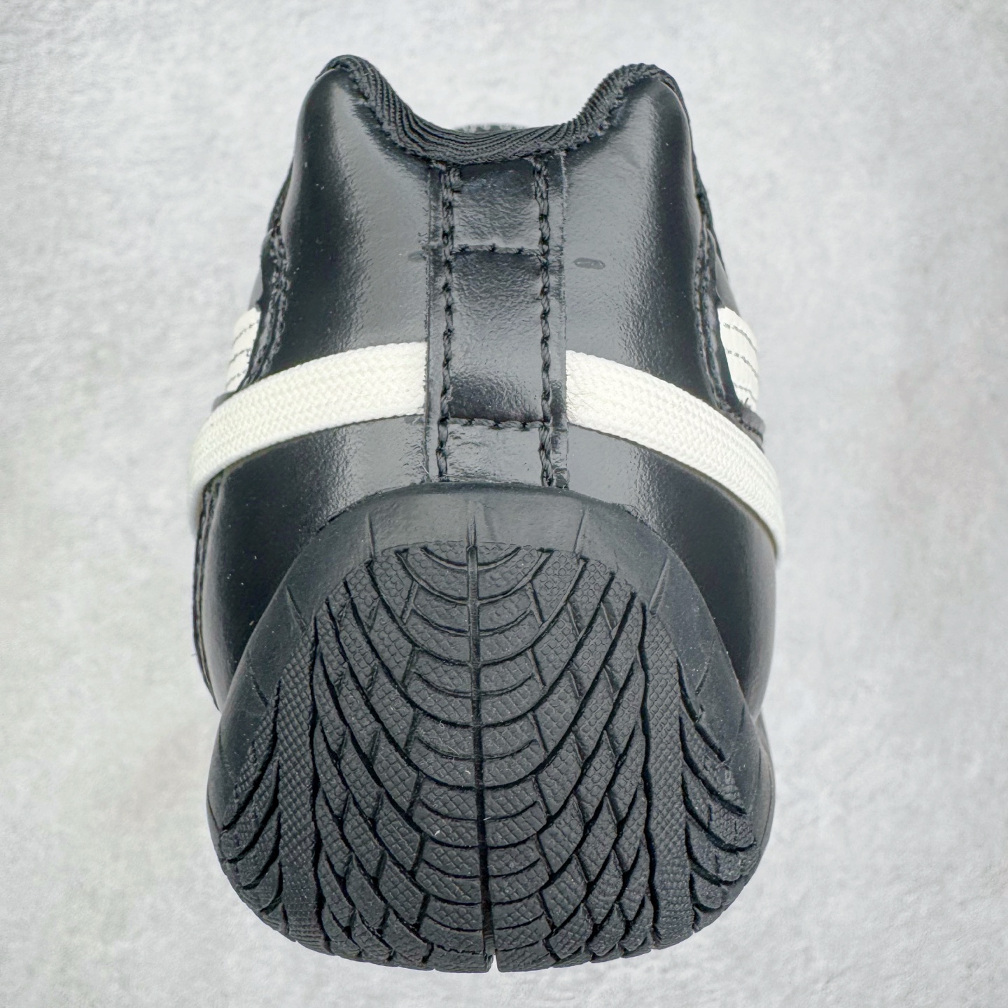 图片[8]-＃纯原 Rose x PUMA Speedcat 彪马联名系列情侣薄底赛车德训双鞋带舒适百搭生活休闲鞋 口碑大厂出品 品控大底版型不断改良更新 全套原纸板楦头开发 确保原汁原味 完美呈现版型 一比一鞋头弧度高度鞋身弧度 独家私模原厂航空铝磨具打磨大底 鞋头坡度极致还原 无解鞋型 原盒原配 圈内天花板工艺 原厂玻璃冲刀 超高清洁度 全鞋零毛边皮料切割 原厂中底布 鞋款从80、90年代赛车手所穿的防火赛车鞋为原型，鞋身线条模仿了赛车的流线廓形，体现了空气动力学原理的结构。简约流畅的外观，恰好又和贯穿其中的Formstrip Logo融合恰到好处，视觉上细节丰富且协调。本次Speedcat OG鞋款归来，最大看点自然式保留了窄版鞋型以及薄底构造。这两年各品牌鞋底越做越厚，Speedcat反其道而行之，上脚几乎无鞋底的效果带来耳目一新的视觉体验。鞋面依旧是以质感细腻的麂皮材质打造，并且大面积近乎全包裹的使用，复古味道也愈发浓烈。配色上更是将最原始的黑色和红色带回，向F1赛车队的标志性队服致敬。相信让各位一眼种草的更多是出挑的大红色，上脚即可瞬间点亮整体造型，在以球鞋为核心的OOTD中脱颖而出。而另一款黑色则是低调的万金油，彰显新潮个性的同时又不喧宾夺主，也是热爱简约系穿搭朋友的首选。 尺码：35.5 36 37 37.5 38 38.5 39 40 40.5 41 42 42.5 43 44 44.5 45 46-选品中心