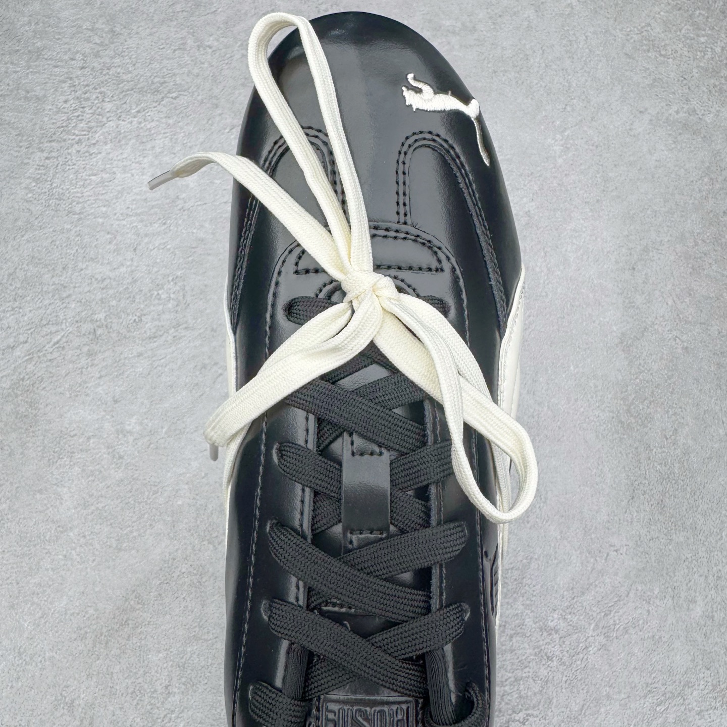 图片[4]-＃纯原 Rose x PUMA Speedcat 彪马联名系列情侣薄底赛车德训双鞋带舒适百搭生活休闲鞋 口碑大厂出品 品控大底版型不断改良更新 全套原纸板楦头开发 确保原汁原味 完美呈现版型 一比一鞋头弧度高度鞋身弧度 独家私模原厂航空铝磨具打磨大底 鞋头坡度极致还原 无解鞋型 原盒原配 圈内天花板工艺 原厂玻璃冲刀 超高清洁度 全鞋零毛边皮料切割 原厂中底布 鞋款从80、90年代赛车手所穿的防火赛车鞋为原型，鞋身线条模仿了赛车的流线廓形，体现了空气动力学原理的结构。简约流畅的外观，恰好又和贯穿其中的Formstrip Logo融合恰到好处，视觉上细节丰富且协调。本次Speedcat OG鞋款归来，最大看点自然式保留了窄版鞋型以及薄底构造。这两年各品牌鞋底越做越厚，Speedcat反其道而行之，上脚几乎无鞋底的效果带来耳目一新的视觉体验。鞋面依旧是以质感细腻的麂皮材质打造，并且大面积近乎全包裹的使用，复古味道也愈发浓烈。配色上更是将最原始的黑色和红色带回，向F1赛车队的标志性队服致敬。相信让各位一眼种草的更多是出挑的大红色，上脚即可瞬间点亮整体造型，在以球鞋为核心的OOTD中脱颖而出。而另一款黑色则是低调的万金油，彰显新潮个性的同时又不喧宾夺主，也是热爱简约系穿搭朋友的首选。 尺码：35.5 36 37 37.5 38 38.5 39 40 40.5 41 42 42.5 43 44 44.5 45 46-选品中心