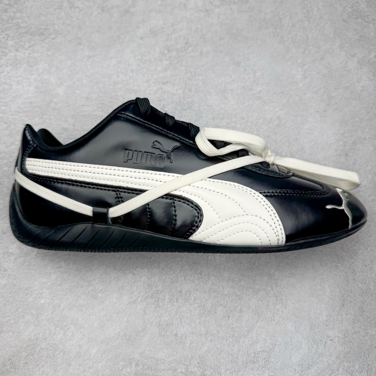 ＃纯原 Rose x PUMA Speedcat 彪马联名系列情侣薄底赛车德训双鞋带舒适百搭生活休闲鞋 口碑大厂出品 品控大底版型不断改良更新 全套原纸板楦头开发 确保原汁原味 完美呈现版型 一比一鞋头弧度高度鞋身弧度 独家私模原厂航空铝磨具打磨大底 鞋头坡度极致还原 无解鞋型 原盒原配 圈内天花板工艺 原厂玻璃冲刀 超高清洁度 全鞋零毛边皮料切割 原厂中底布 鞋款从80、90年代赛车手所穿的防火赛车鞋为原型，鞋身线条模仿了赛车的流线廓形，体现了空气动力学原理的结构。简约流畅的外观，恰好又和贯穿其中的Formstrip Logo融合恰到好处，视觉上细节丰富且协调。本次Speedcat OG鞋款归来，最大看点自然式保留了窄版鞋型以及薄底构造。这两年各品牌鞋底越做越厚，Speedcat反其道而行之，上脚几乎无鞋底的效果带来耳目一新的视觉体验。鞋面依旧是以质感细腻的麂皮材质打造，并且大面积近乎全包裹的使用，复古味道也愈发浓烈。配色上更是将最原始的黑色和红色带回，向F1赛车队的标志性队服致敬。相信让各位一眼种草的更多是出挑的大红色，上脚即可瞬间点亮整体造型，在以球鞋为核心的OOTD中脱颖而出。而另一款黑色则是低调的万金油，彰显新潮个性的同时又不喧宾夺主，也是热爱简约系穿搭朋友的首选。 尺码：35.5 36 37 37.5 38 38.5 39 40 40.5 41 42 42.5 43 44 44.5 45 46-选品中心