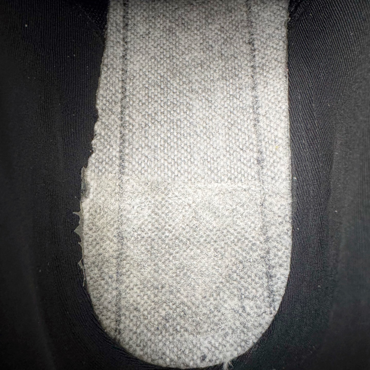 图片[10]-＃纯原 Rose x PUMA Speedcat 彪马联名系列情侣薄底赛车德训双鞋带舒适百搭生活休闲鞋 口碑大厂出品 品控大底版型不断改良更新 全套原纸板楦头开发 确保原汁原味 完美呈现版型 一比一鞋头弧度高度鞋身弧度 独家私模原厂航空铝磨具打磨大底 鞋头坡度极致还原 无解鞋型 原盒原配 圈内天花板工艺 原厂玻璃冲刀 超高清洁度 全鞋零毛边皮料切割 原厂中底布 鞋款从80、90年代赛车手所穿的防火赛车鞋为原型，鞋身线条模仿了赛车的流线廓形，体现了空气动力学原理的结构。简约流畅的外观，恰好又和贯穿其中的Formstrip Logo融合恰到好处，视觉上细节丰富且协调。本次Speedcat OG鞋款归来，最大看点自然式保留了窄版鞋型以及薄底构造。这两年各品牌鞋底越做越厚，Speedcat反其道而行之，上脚几乎无鞋底的效果带来耳目一新的视觉体验。鞋面依旧是以质感细腻的麂皮材质打造，并且大面积近乎全包裹的使用，复古味道也愈发浓烈。配色上更是将最原始的黑色和红色带回，向F1赛车队的标志性队服致敬。相信让各位一眼种草的更多是出挑的大红色，上脚即可瞬间点亮整体造型，在以球鞋为核心的OOTD中脱颖而出。而另一款黑色则是低调的万金油，彰显新潮个性的同时又不喧宾夺主，也是热爱简约系穿搭朋友的首选。 尺码：35.5 36 37 37.5 38 38.5 39 40 40.5 41 42 42.5 43 44 44.5 45 46-选品中心