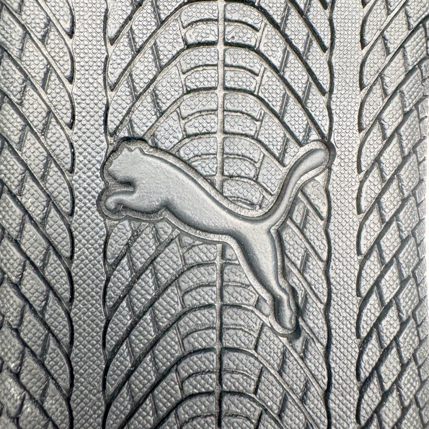 图片[21]-＃纯原 Rose x PUMA Speedcat 彪马联名系列情侣薄底赛车德训双鞋带舒适百搭生活休闲鞋 口碑大厂出品 品控大底版型不断改良更新 全套原纸板楦头开发 确保原汁原味 完美呈现版型 一比一鞋头弧度高度鞋身弧度 独家私模原厂航空铝磨具打磨大底 鞋头坡度极致还原 无解鞋型 原盒原配 圈内天花板工艺 原厂玻璃冲刀 超高清洁度 全鞋零毛边皮料切割 原厂中底布 鞋款从80、90年代赛车手所穿的防火赛车鞋为原型，鞋身线条模仿了赛车的流线廓形，体现了空气动力学原理的结构。简约流畅的外观，恰好又和贯穿其中的Formstrip Logo融合恰到好处，视觉上细节丰富且协调。本次Speedcat OG鞋款归来，最大看点自然式保留了窄版鞋型以及薄底构造。这两年各品牌鞋底越做越厚，Speedcat反其道而行之，上脚几乎无鞋底的效果带来耳目一新的视觉体验。鞋面依旧是以质感细腻的麂皮材质打造，并且大面积近乎全包裹的使用，复古味道也愈发浓烈。配色上更是将最原始的黑色和红色带回，向F1赛车队的标志性队服致敬。相信让各位一眼种草的更多是出挑的大红色，上脚即可瞬间点亮整体造型，在以球鞋为核心的OOTD中脱颖而出。而另一款黑色则是低调的万金油，彰显新潮个性的同时又不喧宾夺主，也是热爱简约系穿搭朋友的首选。 尺码：35.5 36 37 37.5 38 38.5 39 40 40.5 41 42 42.5 43 44 44.5 45 46-选品中心