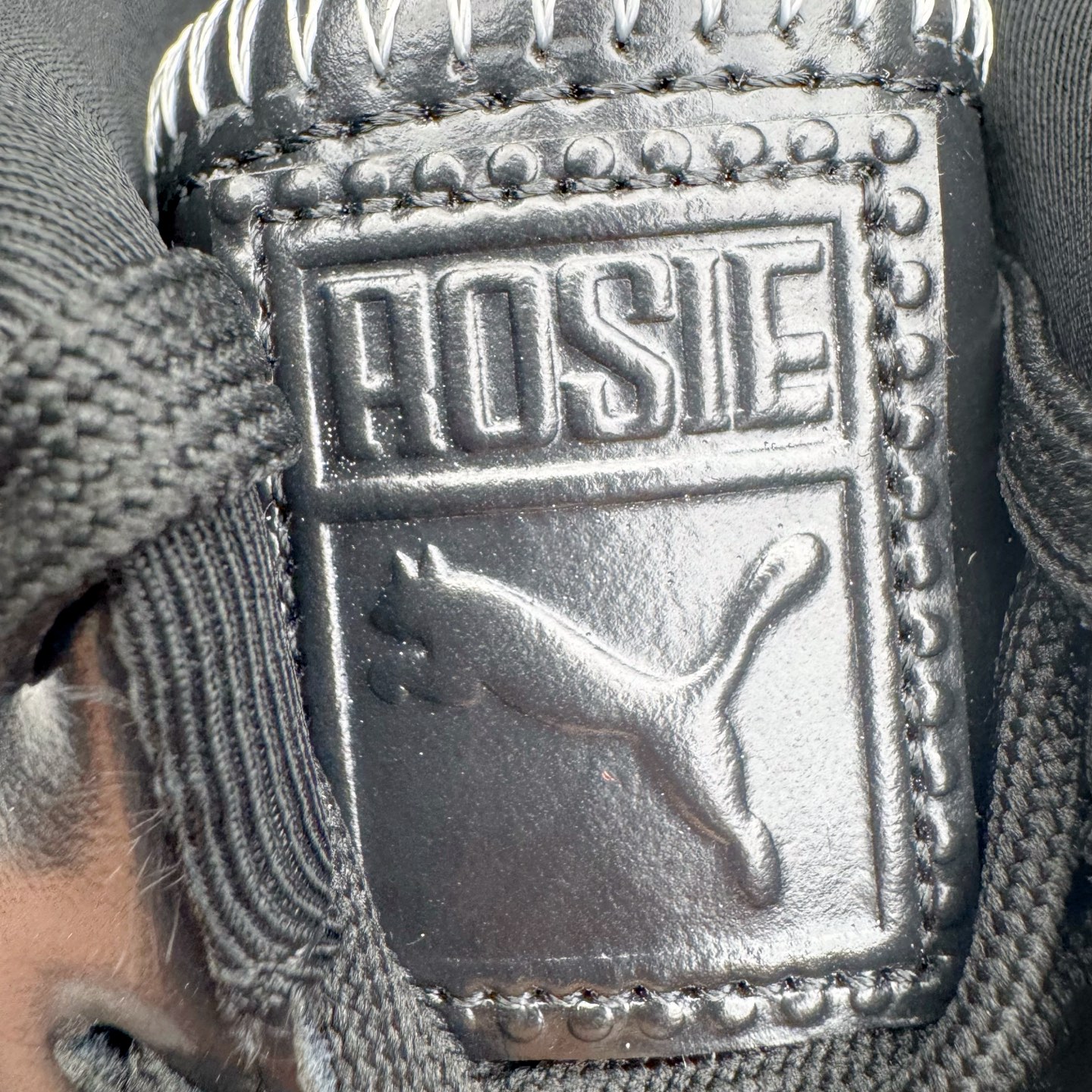 图片[13]-＃纯原 Rose x PUMA Speedcat 彪马联名系列情侣薄底赛车德训双鞋带舒适百搭生活休闲鞋 口碑大厂出品 品控大底版型不断改良更新 全套原纸板楦头开发 确保原汁原味 完美呈现版型 一比一鞋头弧度高度鞋身弧度 独家私模原厂航空铝磨具打磨大底 鞋头坡度极致还原 无解鞋型 原盒原配 圈内天花板工艺 原厂玻璃冲刀 超高清洁度 全鞋零毛边皮料切割 原厂中底布 鞋款从80、90年代赛车手所穿的防火赛车鞋为原型，鞋身线条模仿了赛车的流线廓形，体现了空气动力学原理的结构。简约流畅的外观，恰好又和贯穿其中的Formstrip Logo融合恰到好处，视觉上细节丰富且协调。本次Speedcat OG鞋款归来，最大看点自然式保留了窄版鞋型以及薄底构造。这两年各品牌鞋底越做越厚，Speedcat反其道而行之，上脚几乎无鞋底的效果带来耳目一新的视觉体验。鞋面依旧是以质感细腻的麂皮材质打造，并且大面积近乎全包裹的使用，复古味道也愈发浓烈。配色上更是将最原始的黑色和红色带回，向F1赛车队的标志性队服致敬。相信让各位一眼种草的更多是出挑的大红色，上脚即可瞬间点亮整体造型，在以球鞋为核心的OOTD中脱颖而出。而另一款黑色则是低调的万金油，彰显新潮个性的同时又不喧宾夺主，也是热爱简约系穿搭朋友的首选。 尺码：35.5 36 37 37.5 38 38.5 39 40 40.5 41 42 42.5 43 44 44.5 45 46-选品中心