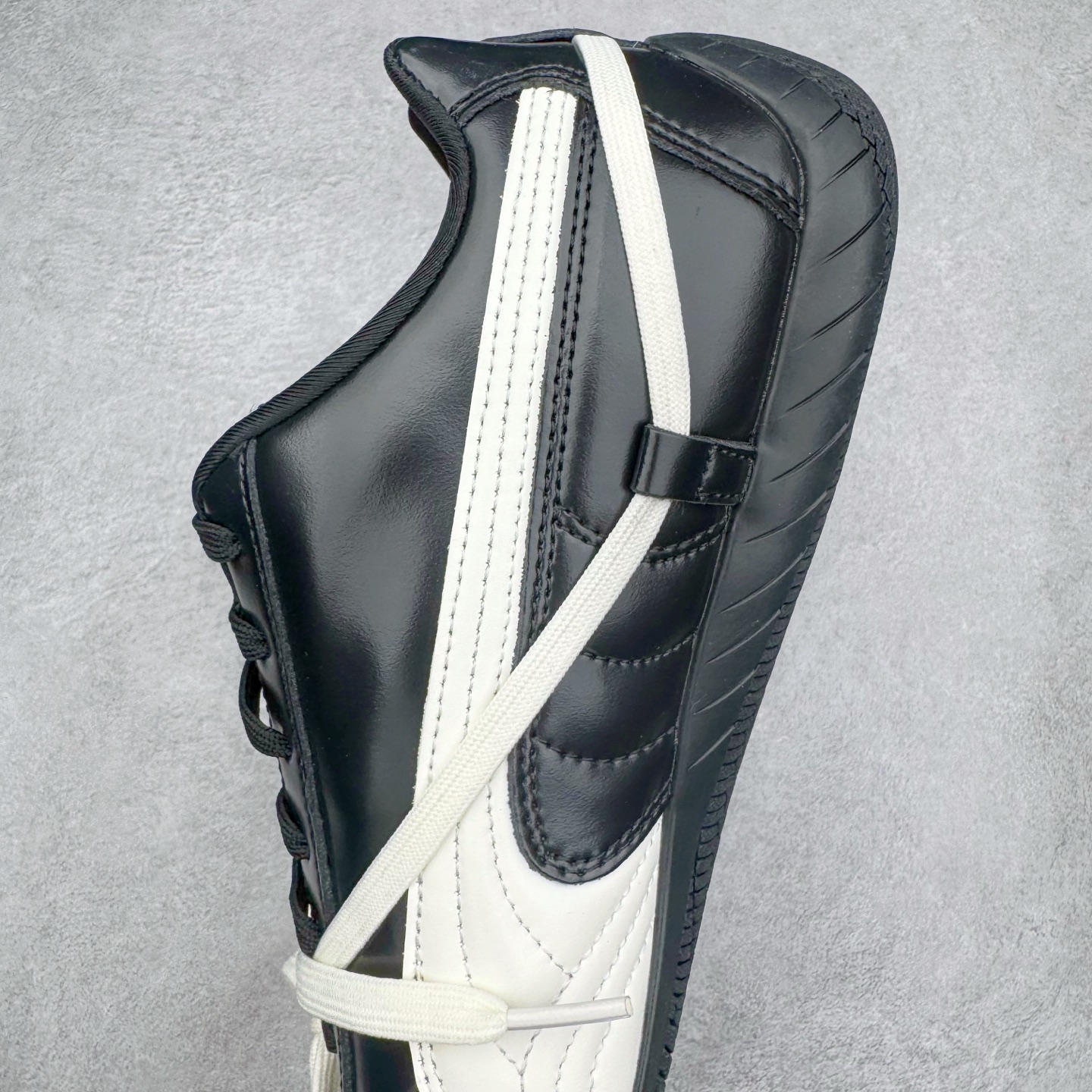 图片[7]-＃纯原 Rose x PUMA Speedcat 彪马联名系列情侣薄底赛车德训双鞋带舒适百搭生活休闲鞋 口碑大厂出品 品控大底版型不断改良更新 全套原纸板楦头开发 确保原汁原味 完美呈现版型 一比一鞋头弧度高度鞋身弧度 独家私模原厂航空铝磨具打磨大底 鞋头坡度极致还原 无解鞋型 原盒原配 圈内天花板工艺 原厂玻璃冲刀 超高清洁度 全鞋零毛边皮料切割 原厂中底布 鞋款从80、90年代赛车手所穿的防火赛车鞋为原型，鞋身线条模仿了赛车的流线廓形，体现了空气动力学原理的结构。简约流畅的外观，恰好又和贯穿其中的Formstrip Logo融合恰到好处，视觉上细节丰富且协调。本次Speedcat OG鞋款归来，最大看点自然式保留了窄版鞋型以及薄底构造。这两年各品牌鞋底越做越厚，Speedcat反其道而行之，上脚几乎无鞋底的效果带来耳目一新的视觉体验。鞋面依旧是以质感细腻的麂皮材质打造，并且大面积近乎全包裹的使用，复古味道也愈发浓烈。配色上更是将最原始的黑色和红色带回，向F1赛车队的标志性队服致敬。相信让各位一眼种草的更多是出挑的大红色，上脚即可瞬间点亮整体造型，在以球鞋为核心的OOTD中脱颖而出。而另一款黑色则是低调的万金油，彰显新潮个性的同时又不喧宾夺主，也是热爱简约系穿搭朋友的首选。 尺码：35.5 36 37 37.5 38 38.5 39 40 40.5 41 42 42.5 43 44 44.5 45 46-选品中心