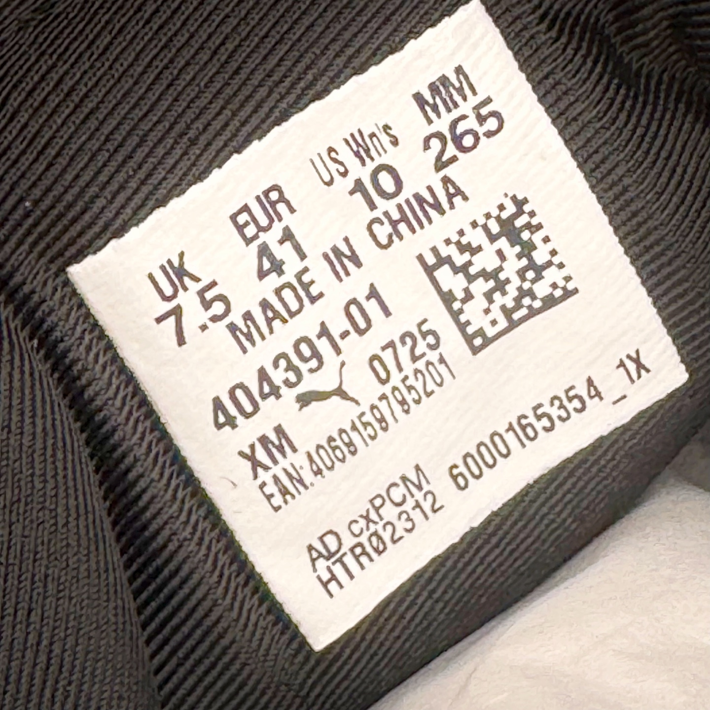 图片[12]-＃纯原 Rose x PUMA Speedcat 彪马联名系列情侣薄底赛车德训双鞋带舒适百搭生活休闲鞋 口碑大厂出品 品控大底版型不断改良更新 全套原纸板楦头开发 确保原汁原味 完美呈现版型 一比一鞋头弧度高度鞋身弧度 独家私模原厂航空铝磨具打磨大底 鞋头坡度极致还原 无解鞋型 原盒原配 圈内天花板工艺 原厂玻璃冲刀 超高清洁度 全鞋零毛边皮料切割 原厂中底布 鞋款从80、90年代赛车手所穿的防火赛车鞋为原型，鞋身线条模仿了赛车的流线廓形，体现了空气动力学原理的结构。简约流畅的外观，恰好又和贯穿其中的Formstrip Logo融合恰到好处，视觉上细节丰富且协调。本次Speedcat OG鞋款归来，最大看点自然式保留了窄版鞋型以及薄底构造。这两年各品牌鞋底越做越厚，Speedcat反其道而行之，上脚几乎无鞋底的效果带来耳目一新的视觉体验。鞋面依旧是以质感细腻的麂皮材质打造，并且大面积近乎全包裹的使用，复古味道也愈发浓烈。配色上更是将最原始的黑色和红色带回，向F1赛车队的标志性队服致敬。相信让各位一眼种草的更多是出挑的大红色，上脚即可瞬间点亮整体造型，在以球鞋为核心的OOTD中脱颖而出。而另一款黑色则是低调的万金油，彰显新潮个性的同时又不喧宾夺主，也是热爱简约系穿搭朋友的首选。 尺码：35.5 36 37 37.5 38 38.5 39 40 40.5 41 42 42.5 43 44 44.5 45 46-选品中心