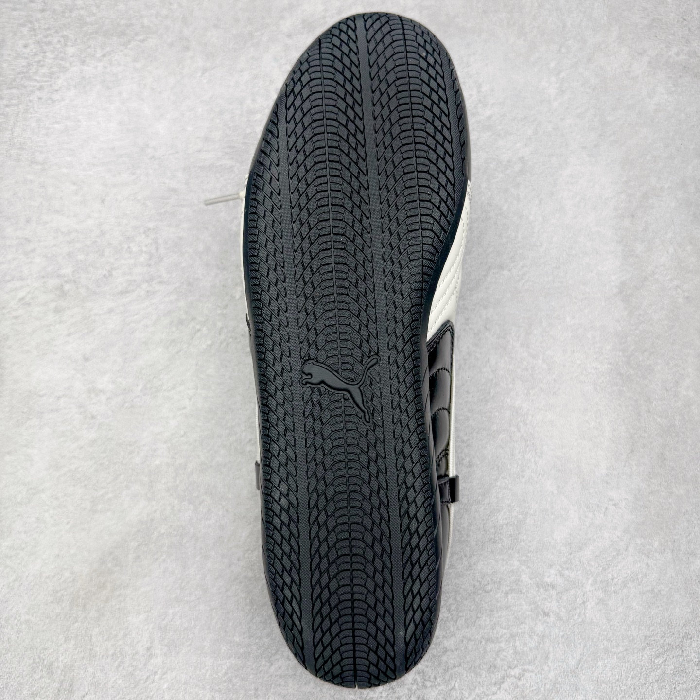 图片[9]-＃纯原 Rose x PUMA Speedcat 彪马联名系列情侣薄底赛车德训双鞋带舒适百搭生活休闲鞋 口碑大厂出品 品控大底版型不断改良更新 全套原纸板楦头开发 确保原汁原味 完美呈现版型 一比一鞋头弧度高度鞋身弧度 独家私模原厂航空铝磨具打磨大底 鞋头坡度极致还原 无解鞋型 原盒原配 圈内天花板工艺 原厂玻璃冲刀 超高清洁度 全鞋零毛边皮料切割 原厂中底布 鞋款从80、90年代赛车手所穿的防火赛车鞋为原型，鞋身线条模仿了赛车的流线廓形，体现了空气动力学原理的结构。简约流畅的外观，恰好又和贯穿其中的Formstrip Logo融合恰到好处，视觉上细节丰富且协调。本次Speedcat OG鞋款归来，最大看点自然式保留了窄版鞋型以及薄底构造。这两年各品牌鞋底越做越厚，Speedcat反其道而行之，上脚几乎无鞋底的效果带来耳目一新的视觉体验。鞋面依旧是以质感细腻的麂皮材质打造，并且大面积近乎全包裹的使用，复古味道也愈发浓烈。配色上更是将最原始的黑色和红色带回，向F1赛车队的标志性队服致敬。相信让各位一眼种草的更多是出挑的大红色，上脚即可瞬间点亮整体造型，在以球鞋为核心的OOTD中脱颖而出。而另一款黑色则是低调的万金油，彰显新潮个性的同时又不喧宾夺主，也是热爱简约系穿搭朋友的首选。 尺码：35.5 36 37 37.5 38 38.5 39 40 40.5 41 42 42.5 43 44 44.5 45 46-选品中心