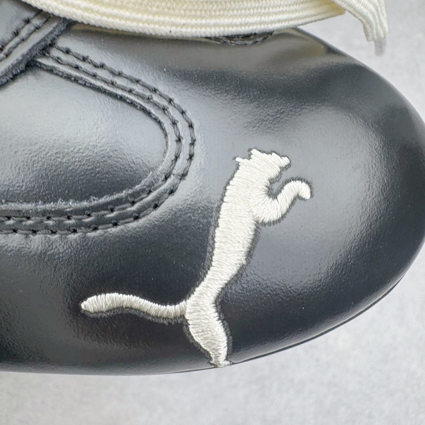 图片[14]-＃纯原 Rose x PUMA Speedcat 彪马联名系列情侣薄底赛车德训双鞋带舒适百搭生活休闲鞋 口碑大厂出品 品控大底版型不断改良更新 全套原纸板楦头开发 确保原汁原味 完美呈现版型 一比一鞋头弧度高度鞋身弧度 独家私模原厂航空铝磨具打磨大底 鞋头坡度极致还原 无解鞋型 原盒原配 圈内天花板工艺 原厂玻璃冲刀 超高清洁度 全鞋零毛边皮料切割 原厂中底布 鞋款从80、90年代赛车手所穿的防火赛车鞋为原型，鞋身线条模仿了赛车的流线廓形，体现了空气动力学原理的结构。简约流畅的外观，恰好又和贯穿其中的Formstrip Logo融合恰到好处，视觉上细节丰富且协调。本次Speedcat OG鞋款归来，最大看点自然式保留了窄版鞋型以及薄底构造。这两年各品牌鞋底越做越厚，Speedcat反其道而行之，上脚几乎无鞋底的效果带来耳目一新的视觉体验。鞋面依旧是以质感细腻的麂皮材质打造，并且大面积近乎全包裹的使用，复古味道也愈发浓烈。配色上更是将最原始的黑色和红色带回，向F1赛车队的标志性队服致敬。相信让各位一眼种草的更多是出挑的大红色，上脚即可瞬间点亮整体造型，在以球鞋为核心的OOTD中脱颖而出。而另一款黑色则是低调的万金油，彰显新潮个性的同时又不喧宾夺主，也是热爱简约系穿搭朋友的首选。 尺码：35.5 36 37 37.5 38 38.5 39 40 40.5 41 42 42.5 43 44 44.5 45 46-选品中心