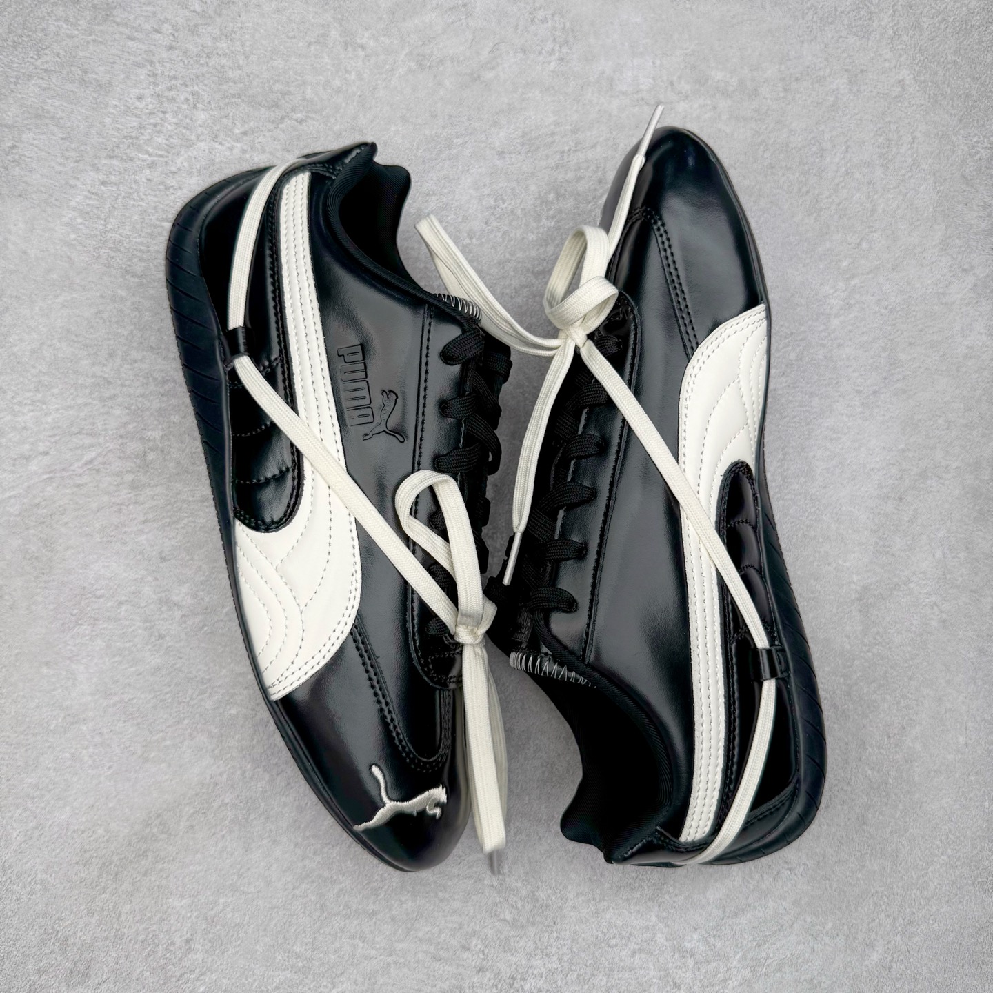 图片[3]-＃纯原 Rose x PUMA Speedcat 彪马联名系列情侣薄底赛车德训双鞋带舒适百搭生活休闲鞋 口碑大厂出品 品控大底版型不断改良更新 全套原纸板楦头开发 确保原汁原味 完美呈现版型 一比一鞋头弧度高度鞋身弧度 独家私模原厂航空铝磨具打磨大底 鞋头坡度极致还原 无解鞋型 原盒原配 圈内天花板工艺 原厂玻璃冲刀 超高清洁度 全鞋零毛边皮料切割 原厂中底布 鞋款从80、90年代赛车手所穿的防火赛车鞋为原型，鞋身线条模仿了赛车的流线廓形，体现了空气动力学原理的结构。简约流畅的外观，恰好又和贯穿其中的Formstrip Logo融合恰到好处，视觉上细节丰富且协调。本次Speedcat OG鞋款归来，最大看点自然式保留了窄版鞋型以及薄底构造。这两年各品牌鞋底越做越厚，Speedcat反其道而行之，上脚几乎无鞋底的效果带来耳目一新的视觉体验。鞋面依旧是以质感细腻的麂皮材质打造，并且大面积近乎全包裹的使用，复古味道也愈发浓烈。配色上更是将最原始的黑色和红色带回，向F1赛车队的标志性队服致敬。相信让各位一眼种草的更多是出挑的大红色，上脚即可瞬间点亮整体造型，在以球鞋为核心的OOTD中脱颖而出。而另一款黑色则是低调的万金油，彰显新潮个性的同时又不喧宾夺主，也是热爱简约系穿搭朋友的首选。 尺码：35.5 36 37 37.5 38 38.5 39 40 40.5 41 42 42.5 43 44 44.5 45 46-选品中心