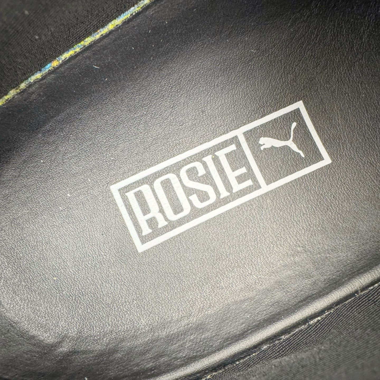 图片[11]-＃纯原 Rose x PUMA Speedcat 彪马联名系列情侣薄底赛车德训双鞋带舒适百搭生活休闲鞋 口碑大厂出品 品控大底版型不断改良更新 全套原纸板楦头开发 确保原汁原味 完美呈现版型 一比一鞋头弧度高度鞋身弧度 独家私模原厂航空铝磨具打磨大底 鞋头坡度极致还原 无解鞋型 原盒原配 圈内天花板工艺 原厂玻璃冲刀 超高清洁度 全鞋零毛边皮料切割 原厂中底布 鞋款从80、90年代赛车手所穿的防火赛车鞋为原型，鞋身线条模仿了赛车的流线廓形，体现了空气动力学原理的结构。简约流畅的外观，恰好又和贯穿其中的Formstrip Logo融合恰到好处，视觉上细节丰富且协调。本次Speedcat OG鞋款归来，最大看点自然式保留了窄版鞋型以及薄底构造。这两年各品牌鞋底越做越厚，Speedcat反其道而行之，上脚几乎无鞋底的效果带来耳目一新的视觉体验。鞋面依旧是以质感细腻的麂皮材质打造，并且大面积近乎全包裹的使用，复古味道也愈发浓烈。配色上更是将最原始的黑色和红色带回，向F1赛车队的标志性队服致敬。相信让各位一眼种草的更多是出挑的大红色，上脚即可瞬间点亮整体造型，在以球鞋为核心的OOTD中脱颖而出。而另一款黑色则是低调的万金油，彰显新潮个性的同时又不喧宾夺主，也是热爱简约系穿搭朋友的首选。 尺码：35.5 36 37 37.5 38 38.5 39 40 40.5 41 42 42.5 43 44 44.5 45 46-选品中心