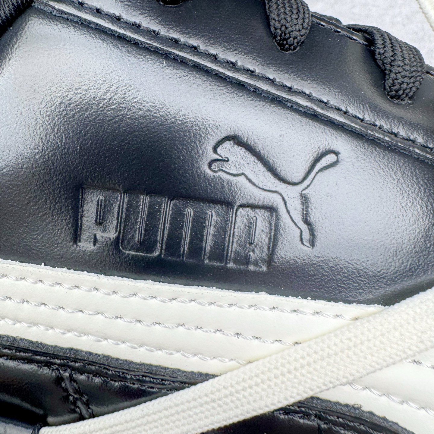 图片[19]-＃纯原 Rose x PUMA Speedcat 彪马联名系列情侣薄底赛车德训双鞋带舒适百搭生活休闲鞋 口碑大厂出品 品控大底版型不断改良更新 全套原纸板楦头开发 确保原汁原味 完美呈现版型 一比一鞋头弧度高度鞋身弧度 独家私模原厂航空铝磨具打磨大底 鞋头坡度极致还原 无解鞋型 原盒原配 圈内天花板工艺 原厂玻璃冲刀 超高清洁度 全鞋零毛边皮料切割 原厂中底布 鞋款从80、90年代赛车手所穿的防火赛车鞋为原型，鞋身线条模仿了赛车的流线廓形，体现了空气动力学原理的结构。简约流畅的外观，恰好又和贯穿其中的Formstrip Logo融合恰到好处，视觉上细节丰富且协调。本次Speedcat OG鞋款归来，最大看点自然式保留了窄版鞋型以及薄底构造。这两年各品牌鞋底越做越厚，Speedcat反其道而行之，上脚几乎无鞋底的效果带来耳目一新的视觉体验。鞋面依旧是以质感细腻的麂皮材质打造，并且大面积近乎全包裹的使用，复古味道也愈发浓烈。配色上更是将最原始的黑色和红色带回，向F1赛车队的标志性队服致敬。相信让各位一眼种草的更多是出挑的大红色，上脚即可瞬间点亮整体造型，在以球鞋为核心的OOTD中脱颖而出。而另一款黑色则是低调的万金油，彰显新潮个性的同时又不喧宾夺主，也是热爱简约系穿搭朋友的首选。 尺码：35.5 36 37 37.5 38 38.5 39 40 40.5 41 42 42.5 43 44 44.5 45 46-选品中心