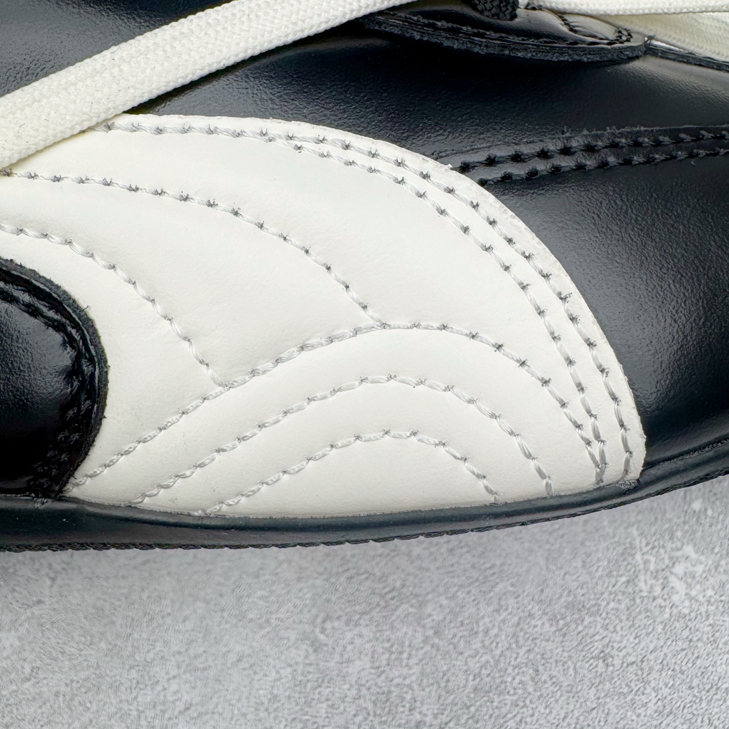 图片[20]-＃纯原 Rose x PUMA Speedcat 彪马联名系列情侣薄底赛车德训双鞋带舒适百搭生活休闲鞋 口碑大厂出品 品控大底版型不断改良更新 全套原纸板楦头开发 确保原汁原味 完美呈现版型 一比一鞋头弧度高度鞋身弧度 独家私模原厂航空铝磨具打磨大底 鞋头坡度极致还原 无解鞋型 原盒原配 圈内天花板工艺 原厂玻璃冲刀 超高清洁度 全鞋零毛边皮料切割 原厂中底布 鞋款从80、90年代赛车手所穿的防火赛车鞋为原型，鞋身线条模仿了赛车的流线廓形，体现了空气动力学原理的结构。简约流畅的外观，恰好又和贯穿其中的Formstrip Logo融合恰到好处，视觉上细节丰富且协调。本次Speedcat OG鞋款归来，最大看点自然式保留了窄版鞋型以及薄底构造。这两年各品牌鞋底越做越厚，Speedcat反其道而行之，上脚几乎无鞋底的效果带来耳目一新的视觉体验。鞋面依旧是以质感细腻的麂皮材质打造，并且大面积近乎全包裹的使用，复古味道也愈发浓烈。配色上更是将最原始的黑色和红色带回，向F1赛车队的标志性队服致敬。相信让各位一眼种草的更多是出挑的大红色，上脚即可瞬间点亮整体造型，在以球鞋为核心的OOTD中脱颖而出。而另一款黑色则是低调的万金油，彰显新潮个性的同时又不喧宾夺主，也是热爱简约系穿搭朋友的首选。 尺码：35.5 36 37 37.5 38 38.5 39 40 40.5 41 42 42.5 43 44 44.5 45 46-选品中心