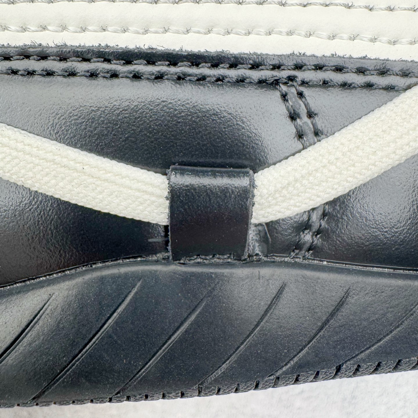 图片[18]-＃纯原 Rose x PUMA Speedcat 彪马联名系列情侣薄底赛车德训双鞋带舒适百搭生活休闲鞋 口碑大厂出品 品控大底版型不断改良更新 全套原纸板楦头开发 确保原汁原味 完美呈现版型 一比一鞋头弧度高度鞋身弧度 独家私模原厂航空铝磨具打磨大底 鞋头坡度极致还原 无解鞋型 原盒原配 圈内天花板工艺 原厂玻璃冲刀 超高清洁度 全鞋零毛边皮料切割 原厂中底布 鞋款从80、90年代赛车手所穿的防火赛车鞋为原型，鞋身线条模仿了赛车的流线廓形，体现了空气动力学原理的结构。简约流畅的外观，恰好又和贯穿其中的Formstrip Logo融合恰到好处，视觉上细节丰富且协调。本次Speedcat OG鞋款归来，最大看点自然式保留了窄版鞋型以及薄底构造。这两年各品牌鞋底越做越厚，Speedcat反其道而行之，上脚几乎无鞋底的效果带来耳目一新的视觉体验。鞋面依旧是以质感细腻的麂皮材质打造，并且大面积近乎全包裹的使用，复古味道也愈发浓烈。配色上更是将最原始的黑色和红色带回，向F1赛车队的标志性队服致敬。相信让各位一眼种草的更多是出挑的大红色，上脚即可瞬间点亮整体造型，在以球鞋为核心的OOTD中脱颖而出。而另一款黑色则是低调的万金油，彰显新潮个性的同时又不喧宾夺主，也是热爱简约系穿搭朋友的首选。 尺码：35.5 36 37 37.5 38 38.5 39 40 40.5 41 42 42.5 43 44 44.5 45 46-选品中心