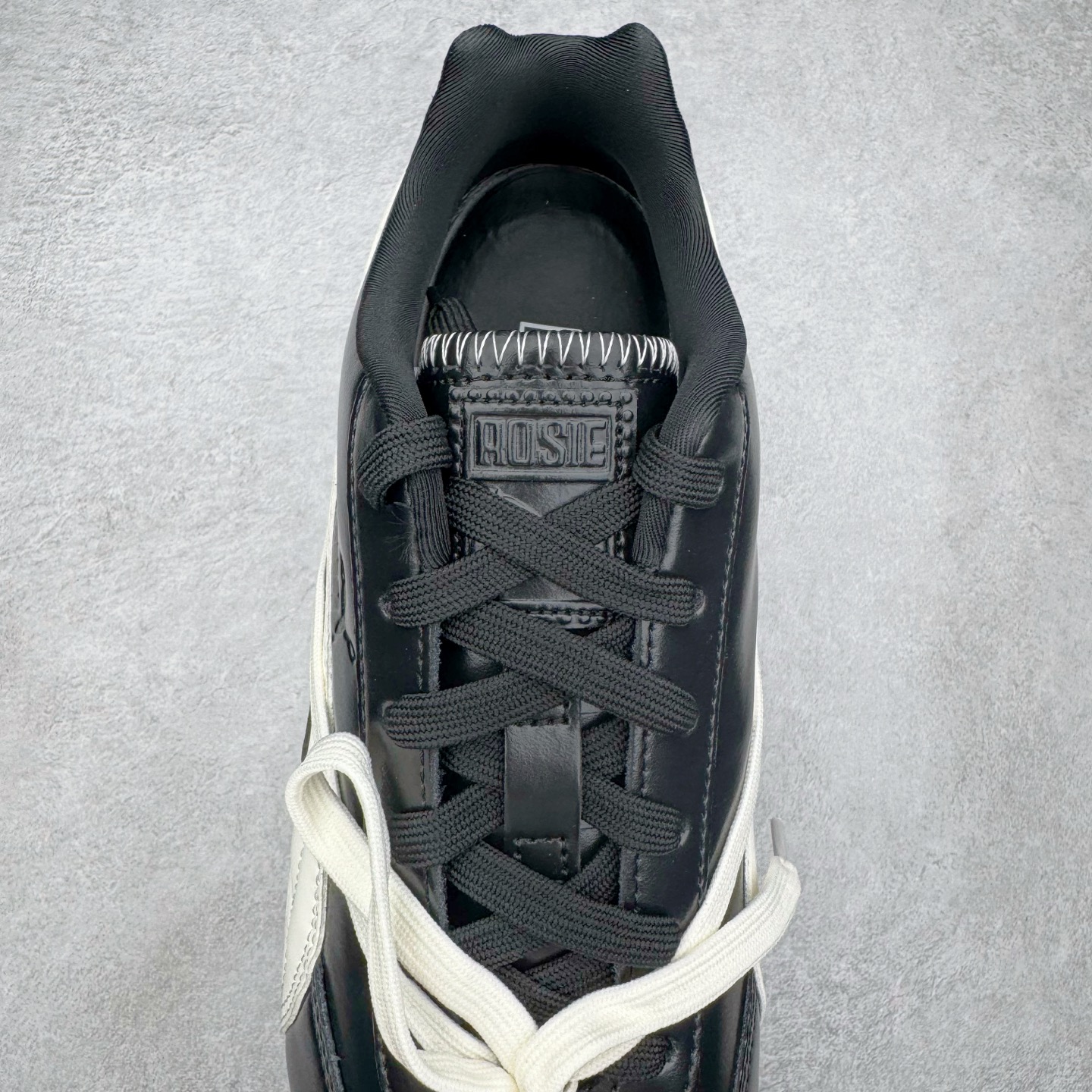 图片[5]-＃纯原 Rose x PUMA Speedcat 彪马联名系列情侣薄底赛车德训双鞋带舒适百搭生活休闲鞋 口碑大厂出品 品控大底版型不断改良更新 全套原纸板楦头开发 确保原汁原味 完美呈现版型 一比一鞋头弧度高度鞋身弧度 独家私模原厂航空铝磨具打磨大底 鞋头坡度极致还原 无解鞋型 原盒原配 圈内天花板工艺 原厂玻璃冲刀 超高清洁度 全鞋零毛边皮料切割 原厂中底布 鞋款从80、90年代赛车手所穿的防火赛车鞋为原型，鞋身线条模仿了赛车的流线廓形，体现了空气动力学原理的结构。简约流畅的外观，恰好又和贯穿其中的Formstrip Logo融合恰到好处，视觉上细节丰富且协调。本次Speedcat OG鞋款归来，最大看点自然式保留了窄版鞋型以及薄底构造。这两年各品牌鞋底越做越厚，Speedcat反其道而行之，上脚几乎无鞋底的效果带来耳目一新的视觉体验。鞋面依旧是以质感细腻的麂皮材质打造，并且大面积近乎全包裹的使用，复古味道也愈发浓烈。配色上更是将最原始的黑色和红色带回，向F1赛车队的标志性队服致敬。相信让各位一眼种草的更多是出挑的大红色，上脚即可瞬间点亮整体造型，在以球鞋为核心的OOTD中脱颖而出。而另一款黑色则是低调的万金油，彰显新潮个性的同时又不喧宾夺主，也是热爱简约系穿搭朋友的首选。 尺码：35.5 36 37 37.5 38 38.5 39 40 40.5 41 42 42.5 43 44 44.5 45 46-选品中心