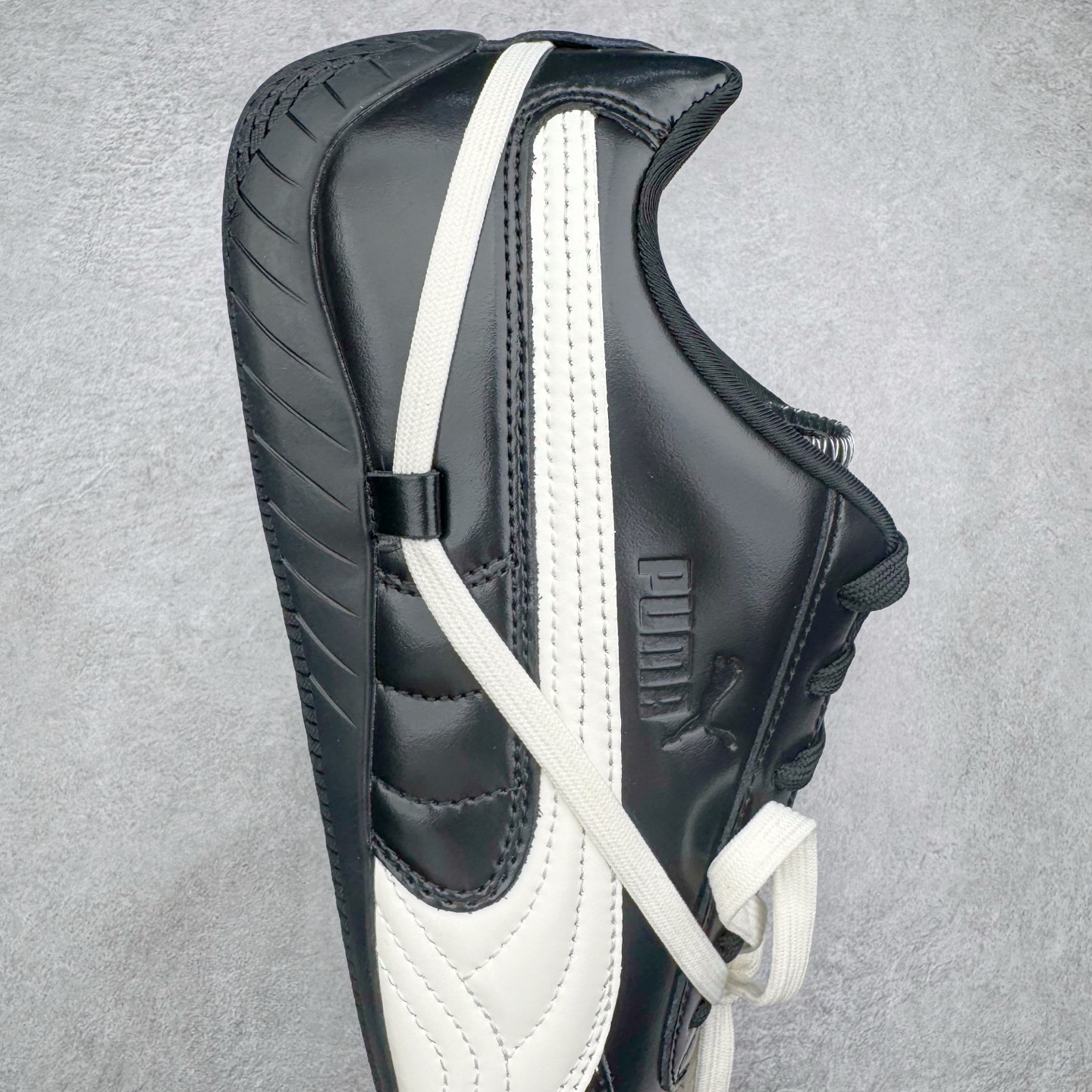 图片[6]-＃纯原 Rose x PUMA Speedcat 彪马联名系列情侣薄底赛车德训双鞋带舒适百搭生活休闲鞋 口碑大厂出品 品控大底版型不断改良更新 全套原纸板楦头开发 确保原汁原味 完美呈现版型 一比一鞋头弧度高度鞋身弧度 独家私模原厂航空铝磨具打磨大底 鞋头坡度极致还原 无解鞋型 原盒原配 圈内天花板工艺 原厂玻璃冲刀 超高清洁度 全鞋零毛边皮料切割 原厂中底布 鞋款从80、90年代赛车手所穿的防火赛车鞋为原型，鞋身线条模仿了赛车的流线廓形，体现了空气动力学原理的结构。简约流畅的外观，恰好又和贯穿其中的Formstrip Logo融合恰到好处，视觉上细节丰富且协调。本次Speedcat OG鞋款归来，最大看点自然式保留了窄版鞋型以及薄底构造。这两年各品牌鞋底越做越厚，Speedcat反其道而行之，上脚几乎无鞋底的效果带来耳目一新的视觉体验。鞋面依旧是以质感细腻的麂皮材质打造，并且大面积近乎全包裹的使用，复古味道也愈发浓烈。配色上更是将最原始的黑色和红色带回，向F1赛车队的标志性队服致敬。相信让各位一眼种草的更多是出挑的大红色，上脚即可瞬间点亮整体造型，在以球鞋为核心的OOTD中脱颖而出。而另一款黑色则是低调的万金油，彰显新潮个性的同时又不喧宾夺主，也是热爱简约系穿搭朋友的首选。 尺码：35.5 36 37 37.5 38 38.5 39 40 40.5 41 42 42.5 43 44 44.5 45 46-选品中心