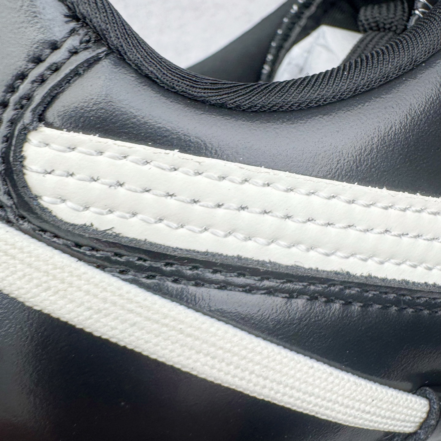 图片[17]-＃纯原 Rose x PUMA Speedcat 彪马联名系列情侣薄底赛车德训双鞋带舒适百搭生活休闲鞋 口碑大厂出品 品控大底版型不断改良更新 全套原纸板楦头开发 确保原汁原味 完美呈现版型 一比一鞋头弧度高度鞋身弧度 独家私模原厂航空铝磨具打磨大底 鞋头坡度极致还原 无解鞋型 原盒原配 圈内天花板工艺 原厂玻璃冲刀 超高清洁度 全鞋零毛边皮料切割 原厂中底布 鞋款从80、90年代赛车手所穿的防火赛车鞋为原型，鞋身线条模仿了赛车的流线廓形，体现了空气动力学原理的结构。简约流畅的外观，恰好又和贯穿其中的Formstrip Logo融合恰到好处，视觉上细节丰富且协调。本次Speedcat OG鞋款归来，最大看点自然式保留了窄版鞋型以及薄底构造。这两年各品牌鞋底越做越厚，Speedcat反其道而行之，上脚几乎无鞋底的效果带来耳目一新的视觉体验。鞋面依旧是以质感细腻的麂皮材质打造，并且大面积近乎全包裹的使用，复古味道也愈发浓烈。配色上更是将最原始的黑色和红色带回，向F1赛车队的标志性队服致敬。相信让各位一眼种草的更多是出挑的大红色，上脚即可瞬间点亮整体造型，在以球鞋为核心的OOTD中脱颖而出。而另一款黑色则是低调的万金油，彰显新潮个性的同时又不喧宾夺主，也是热爱简约系穿搭朋友的首选。 尺码：35.5 36 37 37.5 38 38.5 39 40 40.5 41 42 42.5 43 44 44.5 45 46-选品中心