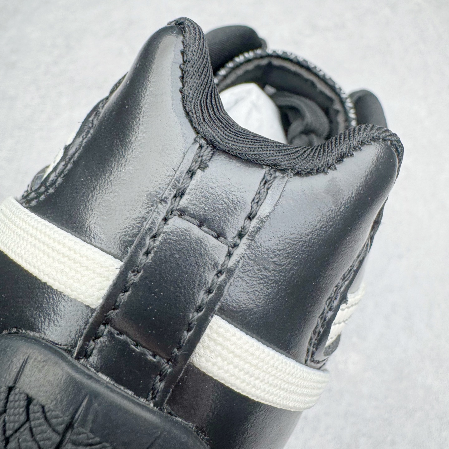 图片[16]-＃纯原 Rose x PUMA Speedcat 彪马联名系列情侣薄底赛车德训双鞋带舒适百搭生活休闲鞋 口碑大厂出品 品控大底版型不断改良更新 全套原纸板楦头开发 确保原汁原味 完美呈现版型 一比一鞋头弧度高度鞋身弧度 独家私模原厂航空铝磨具打磨大底 鞋头坡度极致还原 无解鞋型 原盒原配 圈内天花板工艺 原厂玻璃冲刀 超高清洁度 全鞋零毛边皮料切割 原厂中底布 鞋款从80、90年代赛车手所穿的防火赛车鞋为原型，鞋身线条模仿了赛车的流线廓形，体现了空气动力学原理的结构。简约流畅的外观，恰好又和贯穿其中的Formstrip Logo融合恰到好处，视觉上细节丰富且协调。本次Speedcat OG鞋款归来，最大看点自然式保留了窄版鞋型以及薄底构造。这两年各品牌鞋底越做越厚，Speedcat反其道而行之，上脚几乎无鞋底的效果带来耳目一新的视觉体验。鞋面依旧是以质感细腻的麂皮材质打造，并且大面积近乎全包裹的使用，复古味道也愈发浓烈。配色上更是将最原始的黑色和红色带回，向F1赛车队的标志性队服致敬。相信让各位一眼种草的更多是出挑的大红色，上脚即可瞬间点亮整体造型，在以球鞋为核心的OOTD中脱颖而出。而另一款黑色则是低调的万金油，彰显新潮个性的同时又不喧宾夺主，也是热爱简约系穿搭朋友的首选。 尺码：35.5 36 37 37.5 38 38.5 39 40 40.5 41 42 42.5 43 44 44.5 45 46-选品中心