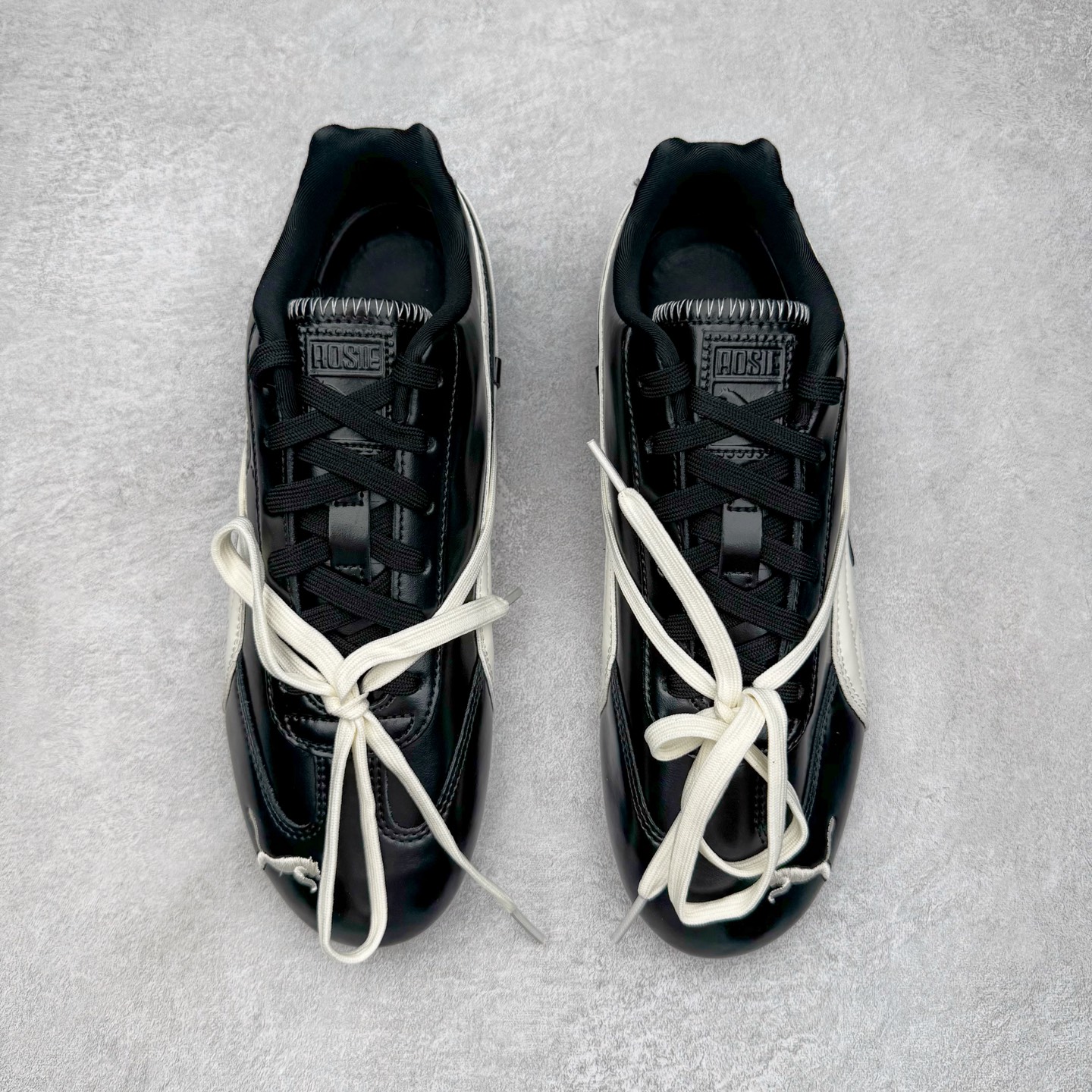 图片[2]-＃纯原 Rose x PUMA Speedcat 彪马联名系列情侣薄底赛车德训双鞋带舒适百搭生活休闲鞋 口碑大厂出品 品控大底版型不断改良更新 全套原纸板楦头开发 确保原汁原味 完美呈现版型 一比一鞋头弧度高度鞋身弧度 独家私模原厂航空铝磨具打磨大底 鞋头坡度极致还原 无解鞋型 原盒原配 圈内天花板工艺 原厂玻璃冲刀 超高清洁度 全鞋零毛边皮料切割 原厂中底布 鞋款从80、90年代赛车手所穿的防火赛车鞋为原型，鞋身线条模仿了赛车的流线廓形，体现了空气动力学原理的结构。简约流畅的外观，恰好又和贯穿其中的Formstrip Logo融合恰到好处，视觉上细节丰富且协调。本次Speedcat OG鞋款归来，最大看点自然式保留了窄版鞋型以及薄底构造。这两年各品牌鞋底越做越厚，Speedcat反其道而行之，上脚几乎无鞋底的效果带来耳目一新的视觉体验。鞋面依旧是以质感细腻的麂皮材质打造，并且大面积近乎全包裹的使用，复古味道也愈发浓烈。配色上更是将最原始的黑色和红色带回，向F1赛车队的标志性队服致敬。相信让各位一眼种草的更多是出挑的大红色，上脚即可瞬间点亮整体造型，在以球鞋为核心的OOTD中脱颖而出。而另一款黑色则是低调的万金油，彰显新潮个性的同时又不喧宾夺主，也是热爱简约系穿搭朋友的首选。 尺码：35.5 36 37 37.5 38 38.5 39 40 40.5 41 42 42.5 43 44 44.5 45 46-选品中心