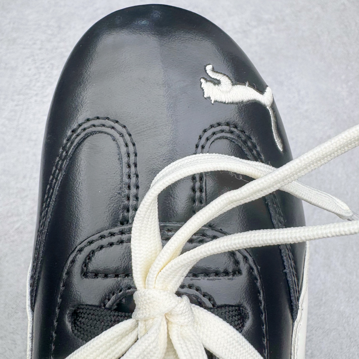 图片[15]-＃纯原 Rose x PUMA Speedcat 彪马联名系列情侣薄底赛车德训双鞋带舒适百搭生活休闲鞋 口碑大厂出品 品控大底版型不断改良更新 全套原纸板楦头开发 确保原汁原味 完美呈现版型 一比一鞋头弧度高度鞋身弧度 独家私模原厂航空铝磨具打磨大底 鞋头坡度极致还原 无解鞋型 原盒原配 圈内天花板工艺 原厂玻璃冲刀 超高清洁度 全鞋零毛边皮料切割 原厂中底布 鞋款从80、90年代赛车手所穿的防火赛车鞋为原型，鞋身线条模仿了赛车的流线廓形，体现了空气动力学原理的结构。简约流畅的外观，恰好又和贯穿其中的Formstrip Logo融合恰到好处，视觉上细节丰富且协调。本次Speedcat OG鞋款归来，最大看点自然式保留了窄版鞋型以及薄底构造。这两年各品牌鞋底越做越厚，Speedcat反其道而行之，上脚几乎无鞋底的效果带来耳目一新的视觉体验。鞋面依旧是以质感细腻的麂皮材质打造，并且大面积近乎全包裹的使用，复古味道也愈发浓烈。配色上更是将最原始的黑色和红色带回，向F1赛车队的标志性队服致敬。相信让各位一眼种草的更多是出挑的大红色，上脚即可瞬间点亮整体造型，在以球鞋为核心的OOTD中脱颖而出。而另一款黑色则是低调的万金油，彰显新潮个性的同时又不喧宾夺主，也是热爱简约系穿搭朋友的首选。 尺码：35.5 36 37 37.5 38 38.5 39 40 40.5 41 42 42.5 43 44 44.5 45 46-选品中心