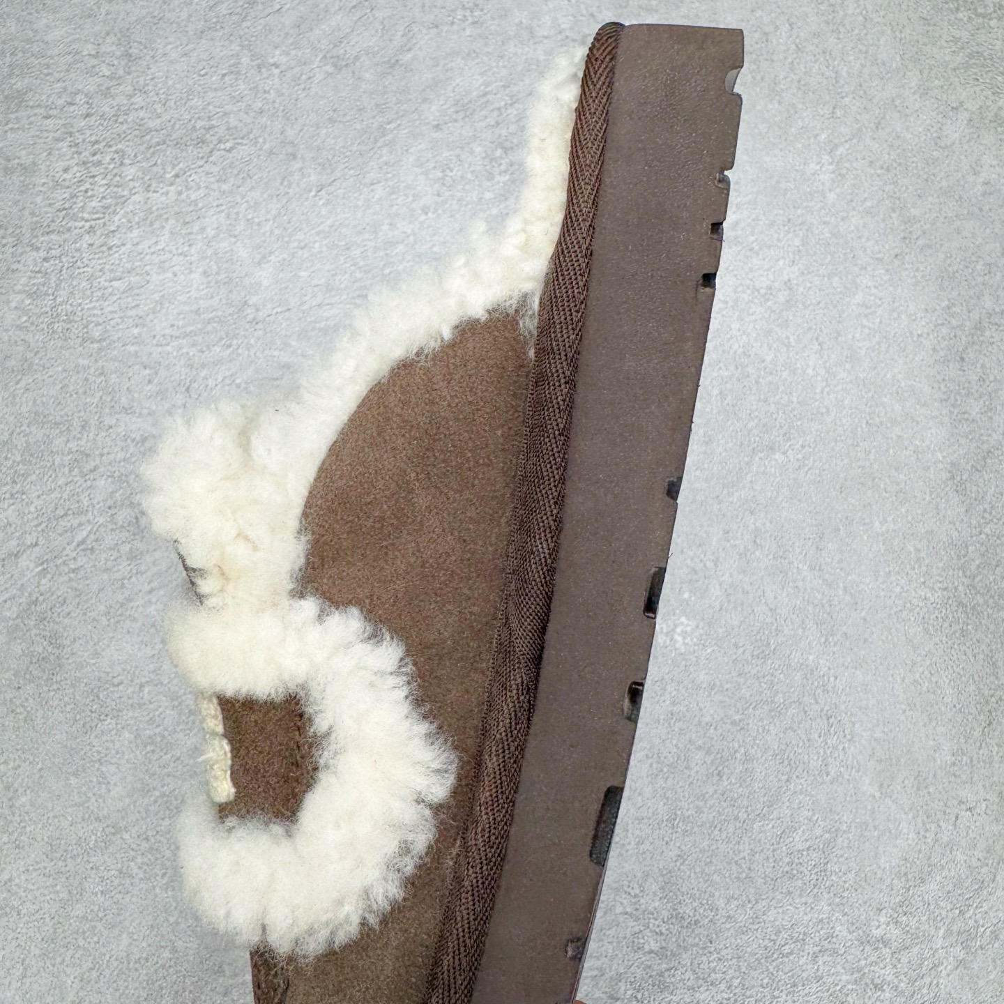 图片[7]-＃GX UGG 字母刺绣款经典短筒秋冬羊皮毛一体雪地靴 全鞋采用ZP同厂 隆丰A级澳洲进口羊皮毛一体 品牌代工厂生产线 完全遵循ZP工艺流程 代工厂原厂版师 秉承无原鞋不开发选择 注重每一处细节 市面最正版型 TREADLITE\\\”轻翼\\\”科技外底 轻便/耐用/柔韧/桩型【售后郑重承诺】一个月内若出现重大脱胶/断底等质量问题 直接为您换新！尺码：35 36 37 38 39 40-选品中心