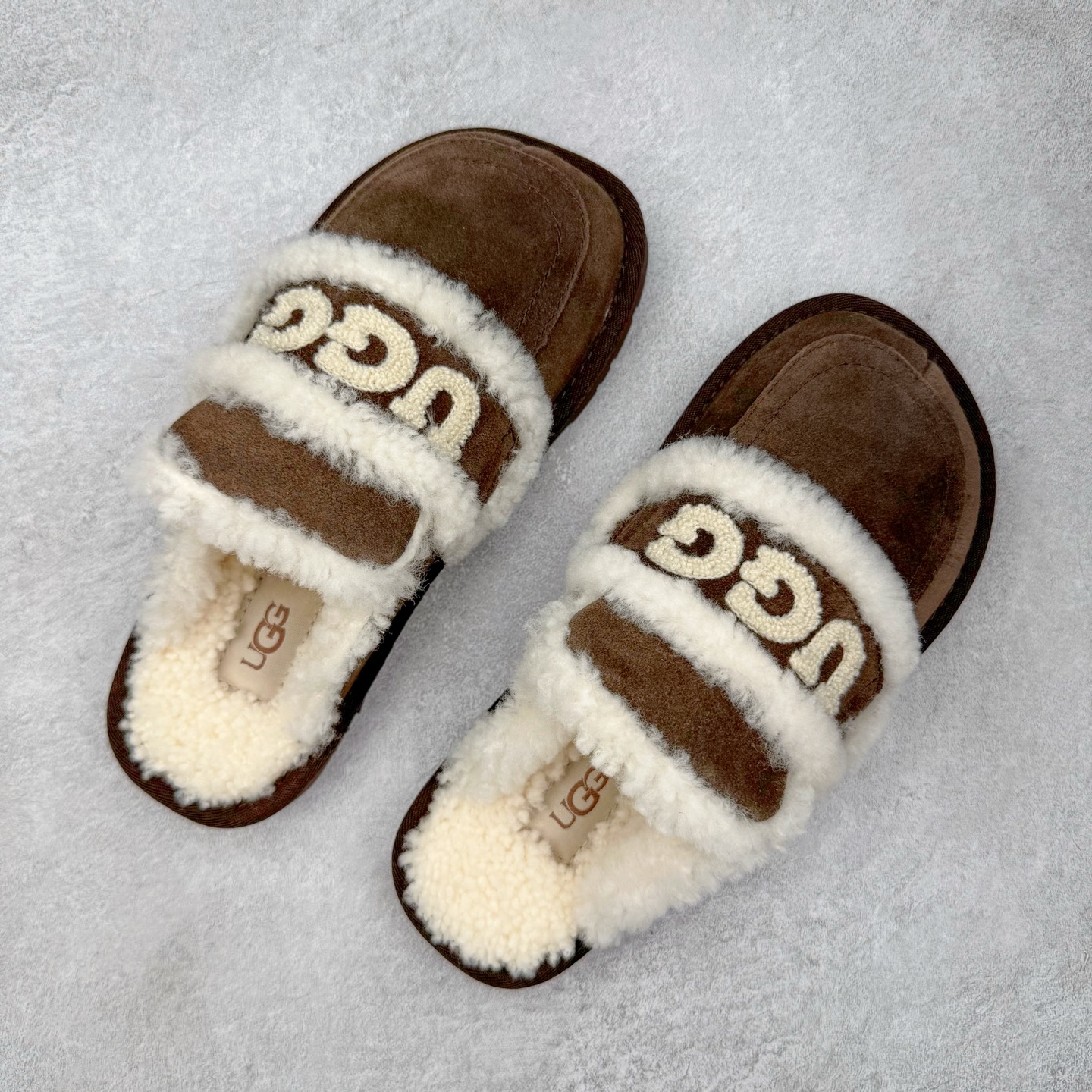 图片[3]-＃GX UGG 字母刺绣款经典短筒秋冬羊皮毛一体雪地靴 全鞋采用ZP同厂 隆丰A级澳洲进口羊皮毛一体 品牌代工厂生产线 完全遵循ZP工艺流程 代工厂原厂版师 秉承无原鞋不开发选择 注重每一处细节 市面最正版型 TREADLITE\\\”轻翼\\\”科技外底 轻便/耐用/柔韧/桩型【售后郑重承诺】一个月内若出现重大脱胶/断底等质量问题 直接为您换新！尺码：35 36 37 38 39 40-选品中心