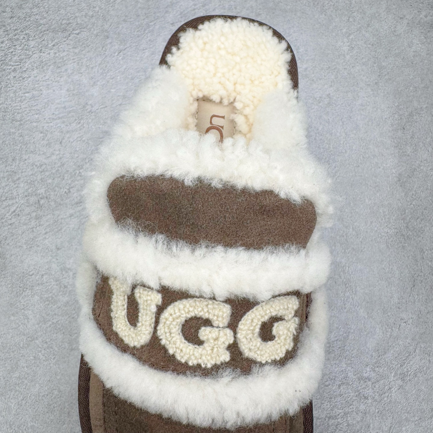 图片[5]-＃GX UGG 字母刺绣款经典短筒秋冬羊皮毛一体雪地靴 全鞋采用ZP同厂 隆丰A级澳洲进口羊皮毛一体 品牌代工厂生产线 完全遵循ZP工艺流程 代工厂原厂版师 秉承无原鞋不开发选择 注重每一处细节 市面最正版型 TREADLITE\\\”轻翼\\\”科技外底 轻便/耐用/柔韧/桩型【售后郑重承诺】一个月内若出现重大脱胶/断底等质量问题 直接为您换新！尺码：35 36 37 38 39 40-选品中心