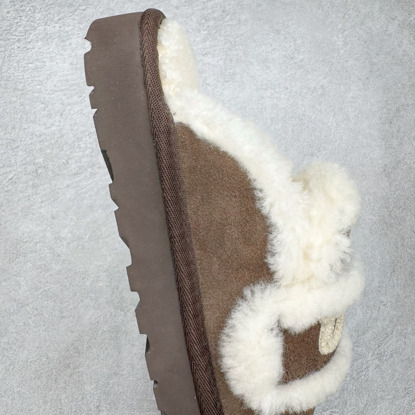 图片[6]-＃GX UGG 字母刺绣款经典短筒秋冬羊皮毛一体雪地靴 全鞋采用ZP同厂 隆丰A级澳洲进口羊皮毛一体 品牌代工厂生产线 完全遵循ZP工艺流程 代工厂原厂版师 秉承无原鞋不开发选择 注重每一处细节 市面最正版型 TREADLITE\\\”轻翼\\\”科技外底 轻便/耐用/柔韧/桩型【售后郑重承诺】一个月内若出现重大脱胶/断底等质量问题 直接为您换新！尺码：35 36 37 38 39 40-选品中心