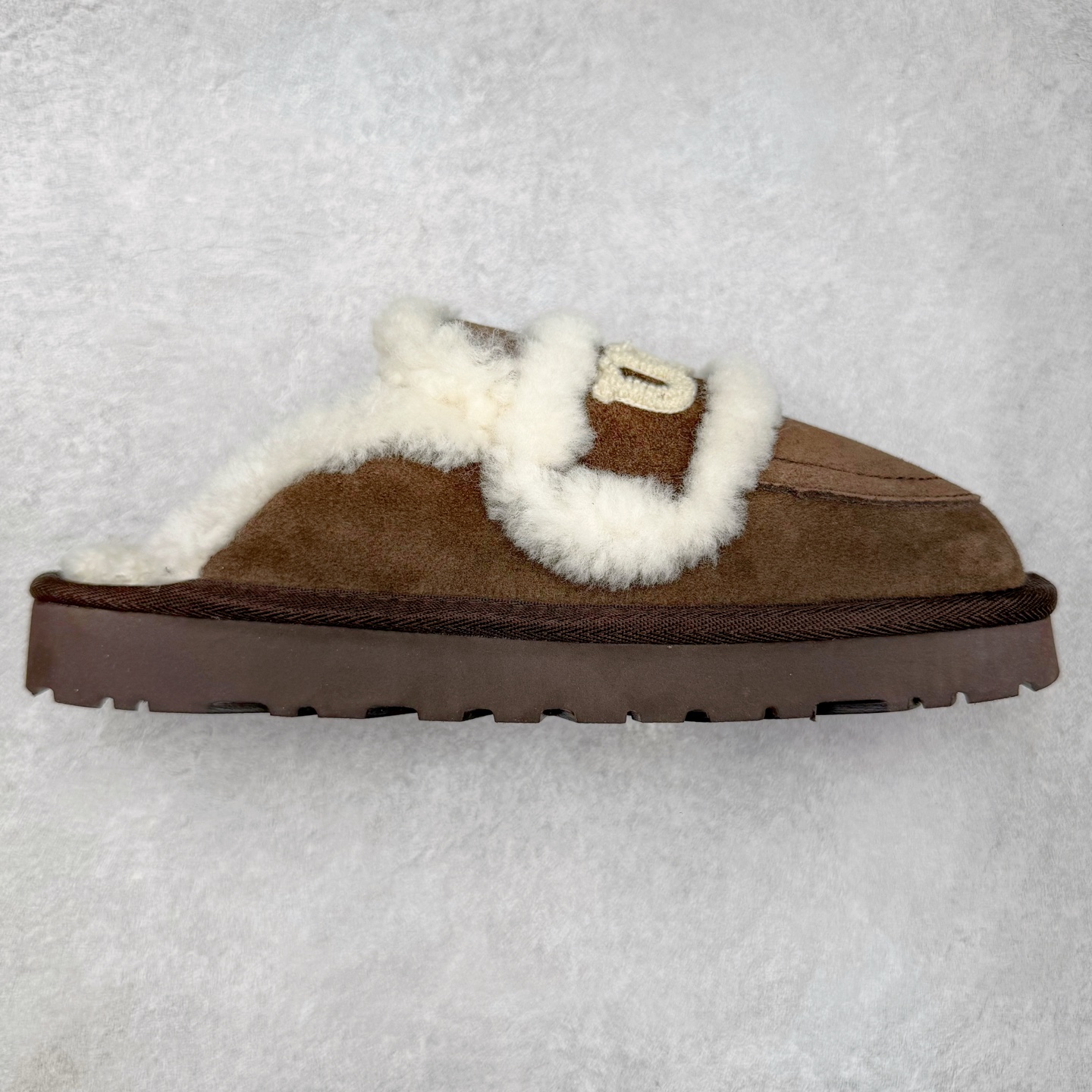 ＃GX UGG 字母刺绣款经典短筒秋冬羊皮毛一体雪地靴 全鞋采用ZP同厂 隆丰A级澳洲进口羊皮毛一体 品牌代工厂生产线 完全遵循ZP工艺流程 代工厂原厂版师 秉承无原鞋不开发选择 注重每一处细节 市面最正版型 TREADLITE\\\”轻翼\\\”科技外底 轻便/耐用/柔韧/桩型【售后郑重承诺】一个月内若出现重大脱胶/断底等质量问题 直接为您换新！尺码：35 36 37 38 39 40-选品中心