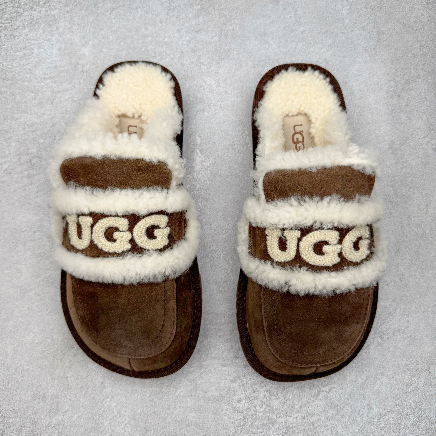 图片[2]-＃GX UGG 字母刺绣款经典短筒秋冬羊皮毛一体雪地靴 全鞋采用ZP同厂 隆丰A级澳洲进口羊皮毛一体 品牌代工厂生产线 完全遵循ZP工艺流程 代工厂原厂版师 秉承无原鞋不开发选择 注重每一处细节 市面最正版型 TREADLITE\\\”轻翼\\\”科技外底 轻便/耐用/柔韧/桩型【售后郑重承诺】一个月内若出现重大脱胶/断底等质量问题 直接为您换新！尺码：35 36 37 38 39 40-选品中心