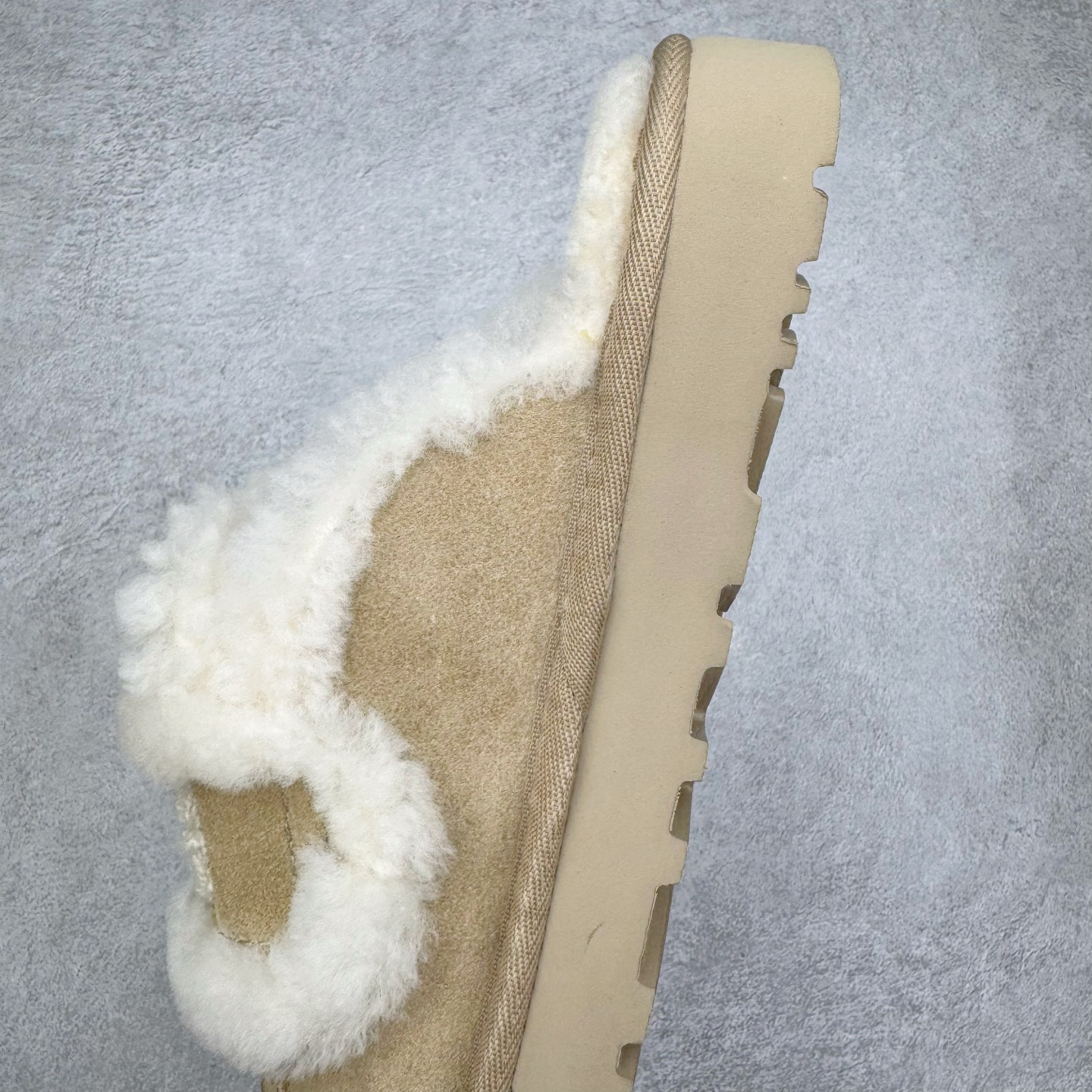 图片[7]-＃GX UGG 字母刺绣款经典短筒秋冬羊皮毛一体雪地靴 全鞋采用ZP同厂 隆丰A级澳洲进口羊皮毛一体 品牌代工厂生产线 完全遵循ZP工艺流程 代工厂原厂版师 秉承无原鞋不开发选择 注重每一处细节 市面最正版型 TREADLITE\\\”轻翼\\\”科技外底 轻便/耐用/柔韧/桩型【售后郑重承诺】一个月内若出现重大脱胶/断底等质量问题 直接为您换新！尺码：35 36 37 38 39 40-选品中心