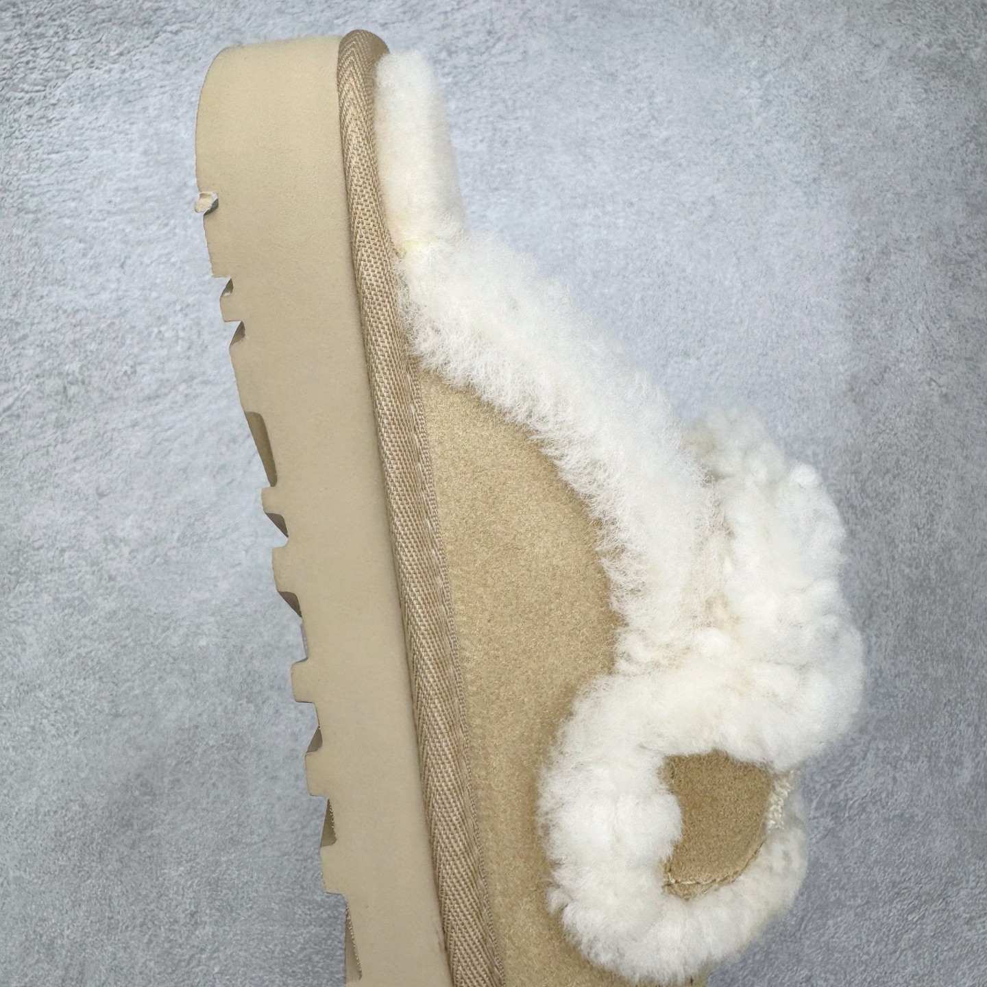 图片[6]-＃GX UGG 字母刺绣款经典短筒秋冬羊皮毛一体雪地靴 全鞋采用ZP同厂 隆丰A级澳洲进口羊皮毛一体 品牌代工厂生产线 完全遵循ZP工艺流程 代工厂原厂版师 秉承无原鞋不开发选择 注重每一处细节 市面最正版型 TREADLITE\\\”轻翼\\\”科技外底 轻便/耐用/柔韧/桩型【售后郑重承诺】一个月内若出现重大脱胶/断底等质量问题 直接为您换新！尺码：35 36 37 38 39 40-选品中心