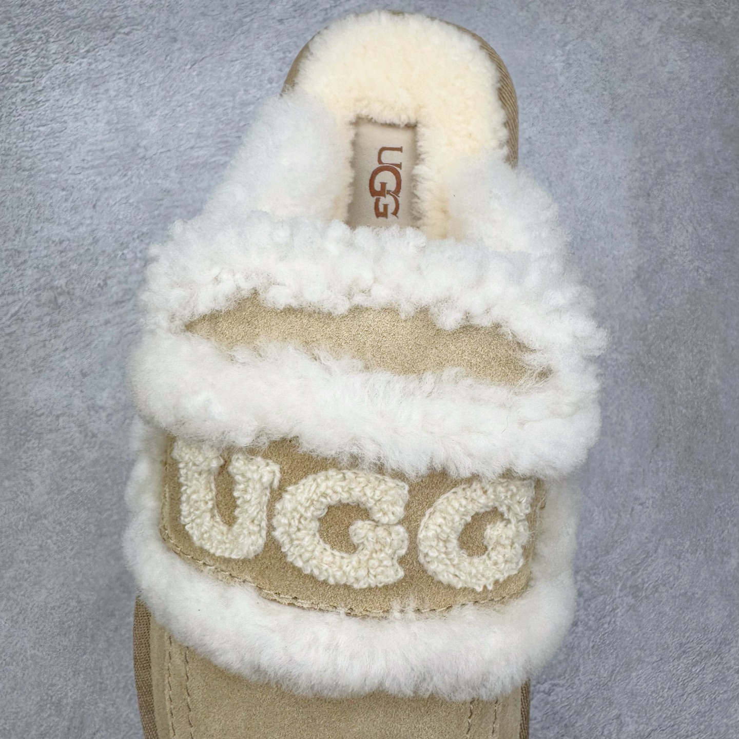 图片[5]-＃GX UGG 字母刺绣款经典短筒秋冬羊皮毛一体雪地靴 全鞋采用ZP同厂 隆丰A级澳洲进口羊皮毛一体 品牌代工厂生产线 完全遵循ZP工艺流程 代工厂原厂版师 秉承无原鞋不开发选择 注重每一处细节 市面最正版型 TREADLITE\\\”轻翼\\\”科技外底 轻便/耐用/柔韧/桩型【售后郑重承诺】一个月内若出现重大脱胶/断底等质量问题 直接为您换新！尺码：35 36 37 38 39 40-选品中心