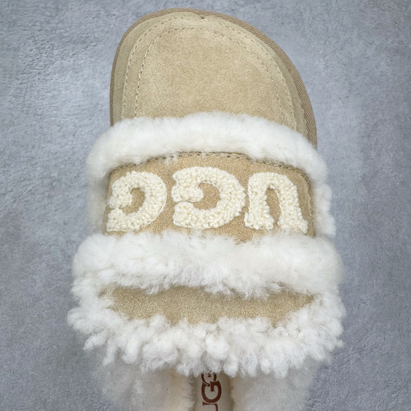 图片[4]-＃GX UGG 字母刺绣款经典短筒秋冬羊皮毛一体雪地靴 全鞋采用ZP同厂 隆丰A级澳洲进口羊皮毛一体 品牌代工厂生产线 完全遵循ZP工艺流程 代工厂原厂版师 秉承无原鞋不开发选择 注重每一处细节 市面最正版型 TREADLITE\\\”轻翼\\\”科技外底 轻便/耐用/柔韧/桩型【售后郑重承诺】一个月内若出现重大脱胶/断底等质量问题 直接为您换新！尺码：35 36 37 38 39 40-选品中心