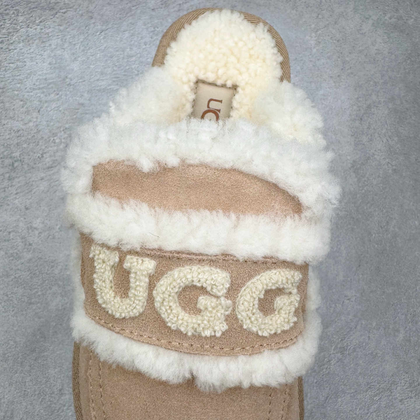 图片[5]-＃GX UGG 字母刺绣款经典短筒秋冬羊皮毛一体雪地靴 全鞋采用ZP同厂 隆丰A级澳洲进口羊皮毛一体 品牌代工厂生产线 完全遵循ZP工艺流程 代工厂原厂版师 秉承无原鞋不开发选择 注重每一处细节 市面最正版型 TREADLITE\\\”轻翼\\\”科技外底 轻便/耐用/柔韧/桩型【售后郑重承诺】一个月内若出现重大脱胶/断底等质量问题 直接为您换新！尺码：35 36 37 38 39 40-选品中心