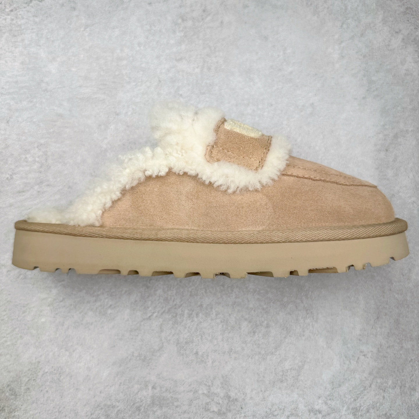 ＃GX UGG 字母刺绣款经典短筒秋冬羊皮毛一体雪地靴 全鞋采用ZP同厂 隆丰A级澳洲进口羊皮毛一体 品牌代工厂生产线 完全遵循ZP工艺流程 代工厂原厂版师 秉承无原鞋不开发选择 注重每一处细节 市面最正版型 TREADLITE\\\”轻翼\\\”科技外底 轻便/耐用/柔韧/桩型【售后郑重承诺】一个月内若出现重大脱胶/断底等质量问题 直接为您换新！尺码：35 36 37 38 39 40-选品中心